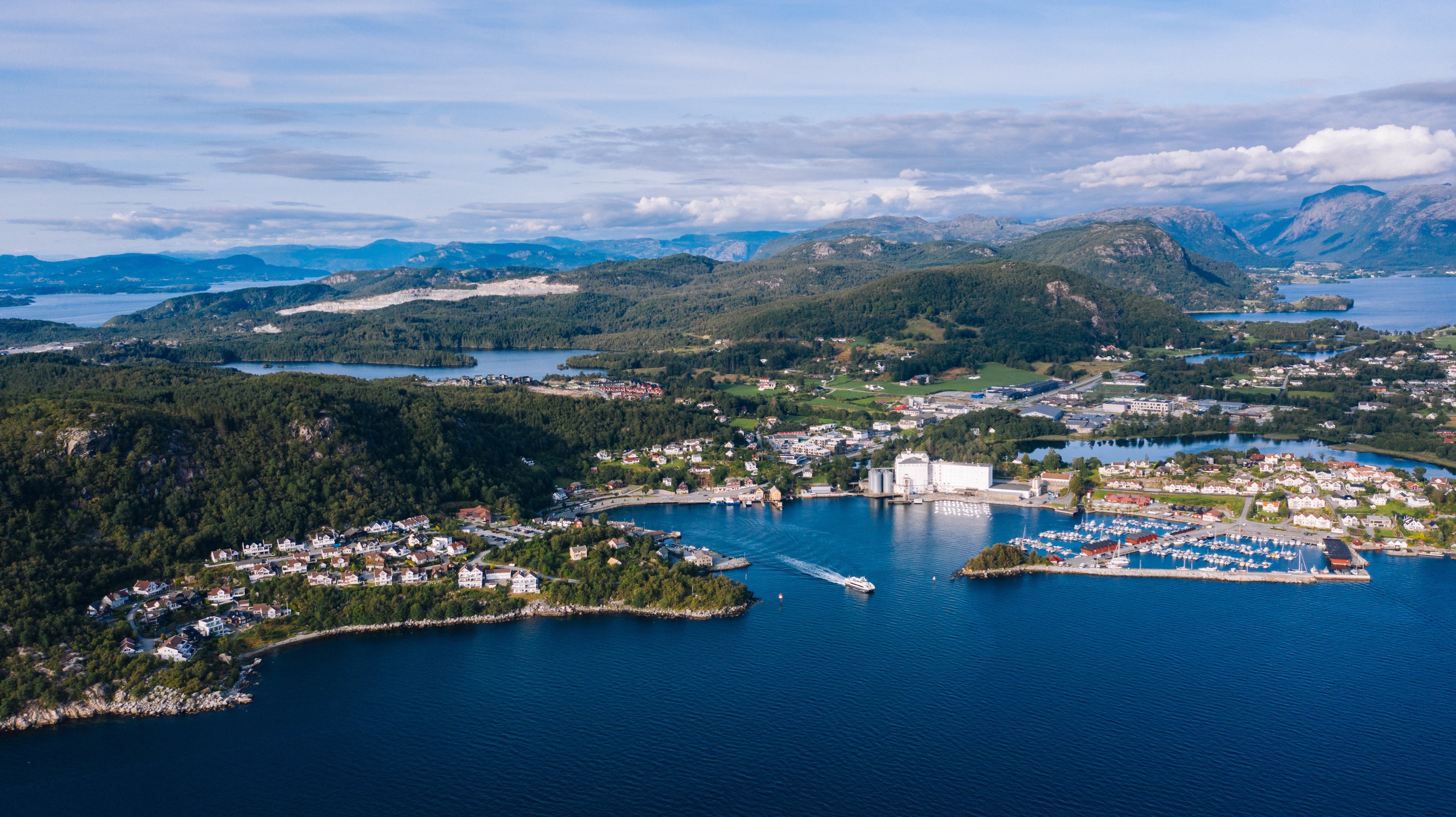 Une ville avec une vue sur le lac Photo 