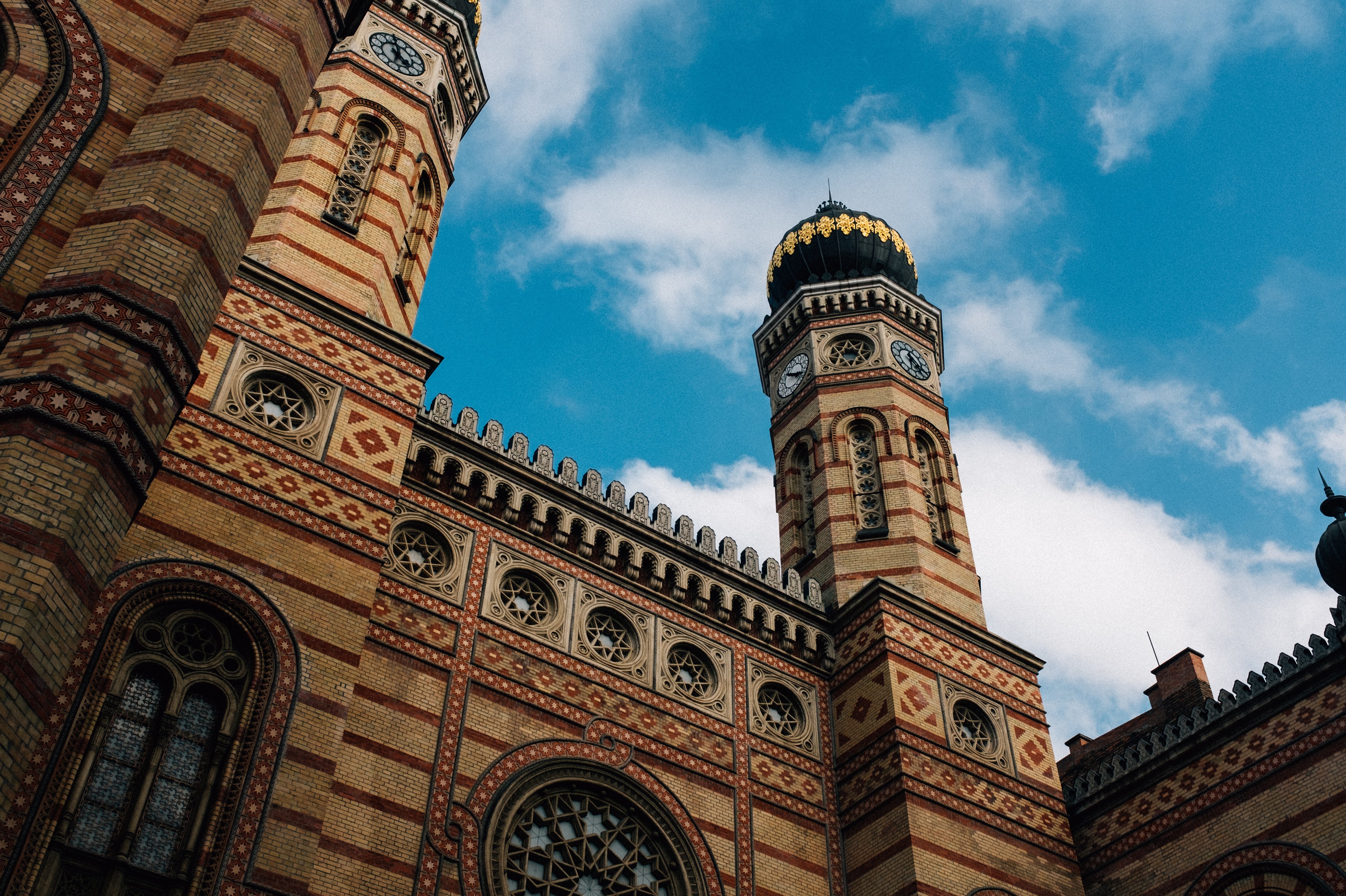 Foto de edifício histórico sob o céu azul 