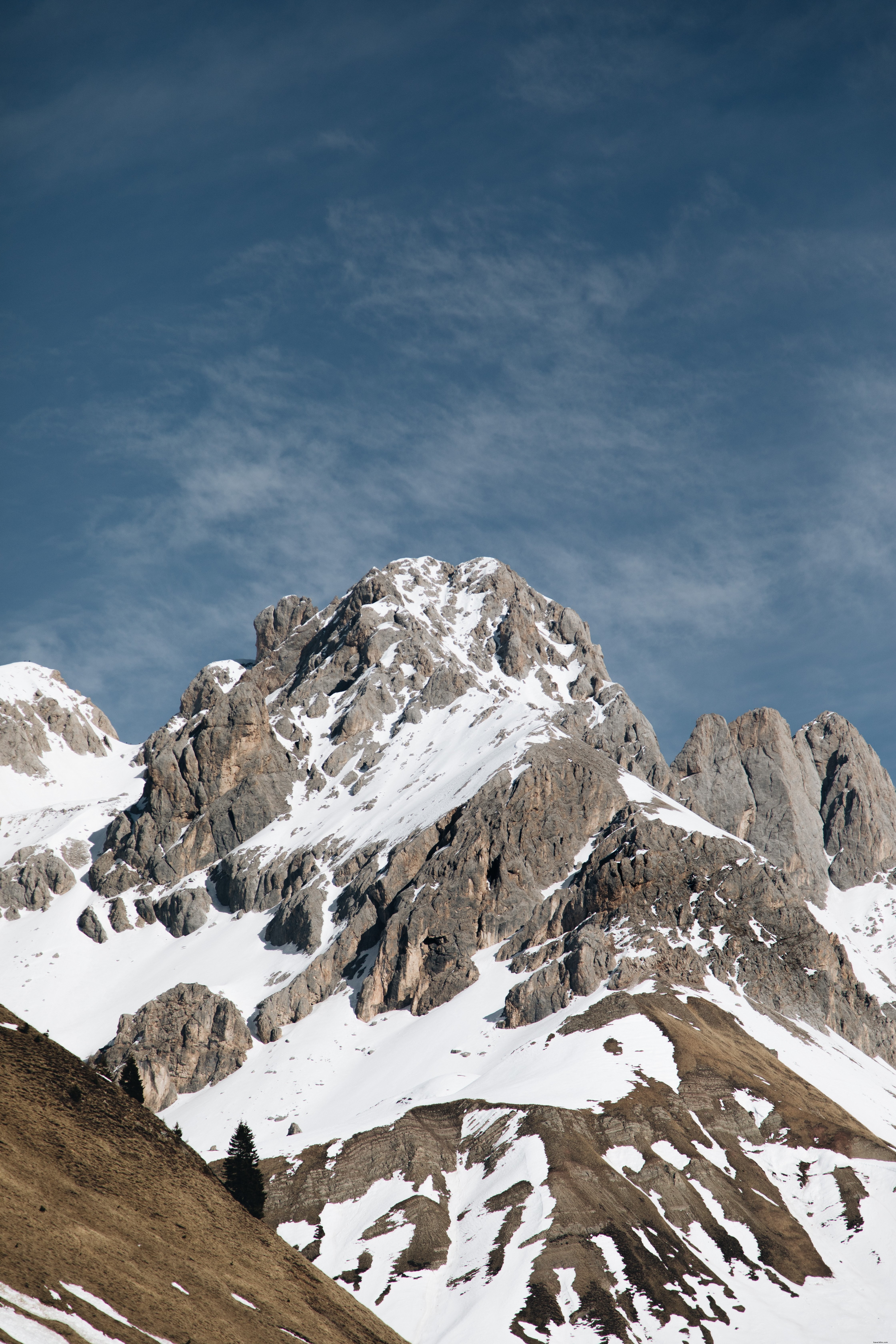 Superbe chaîne de montagnes sous le ciel bleu Photo 