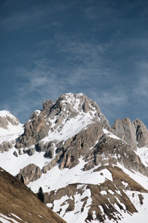 Pegunungan yang Menakjubkan di Bawah Langit Biru Foto 