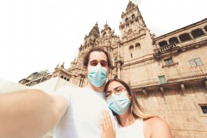 L homme et la femme portent des masques en regardant la photo de l appareil photo 