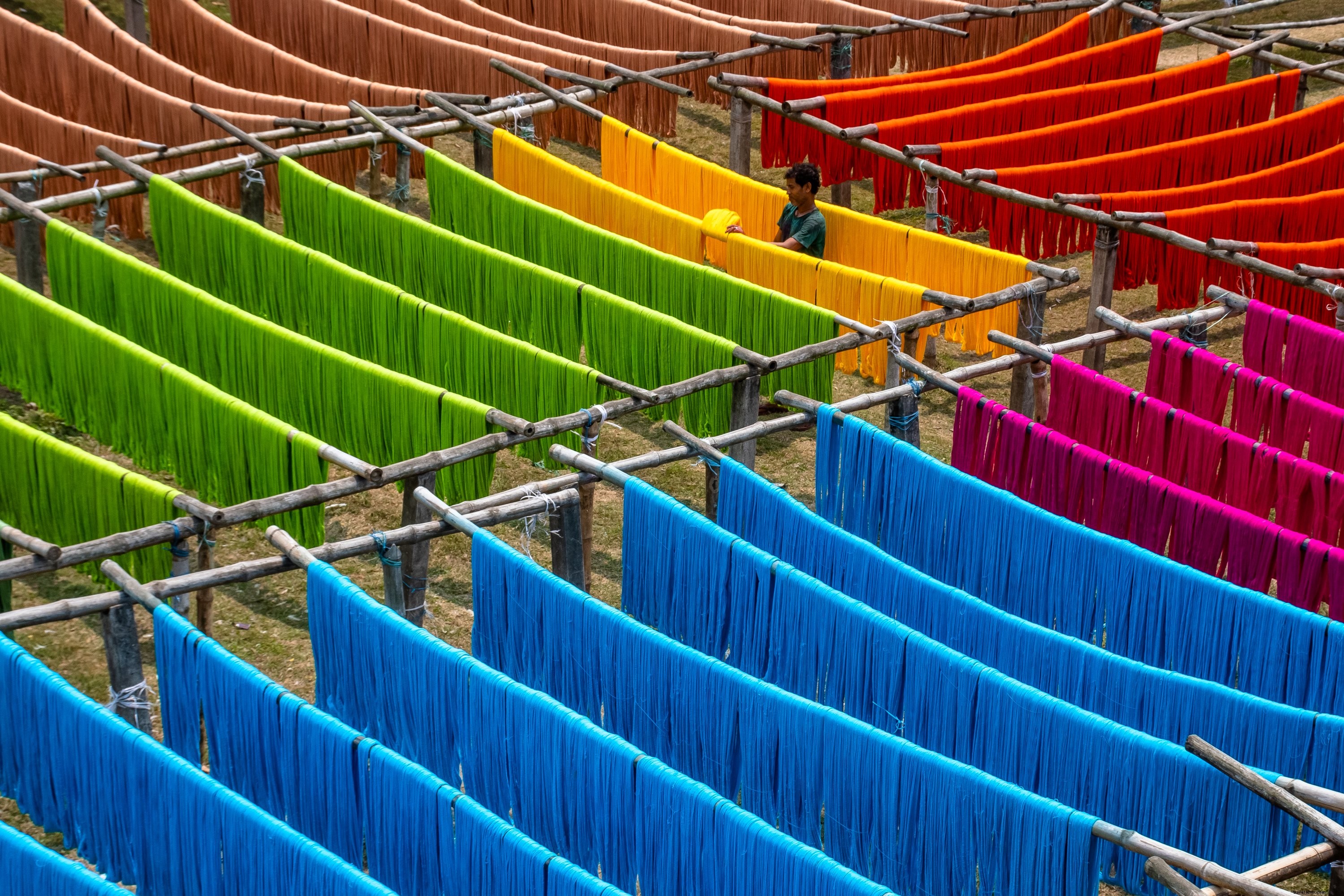 La persona tiende a probar la foto de hilo de colores 