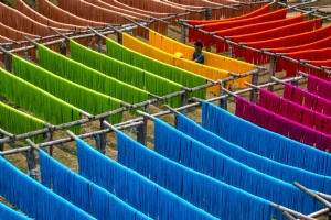 A pessoa tende a experimentar fotos com cordas coloridas 