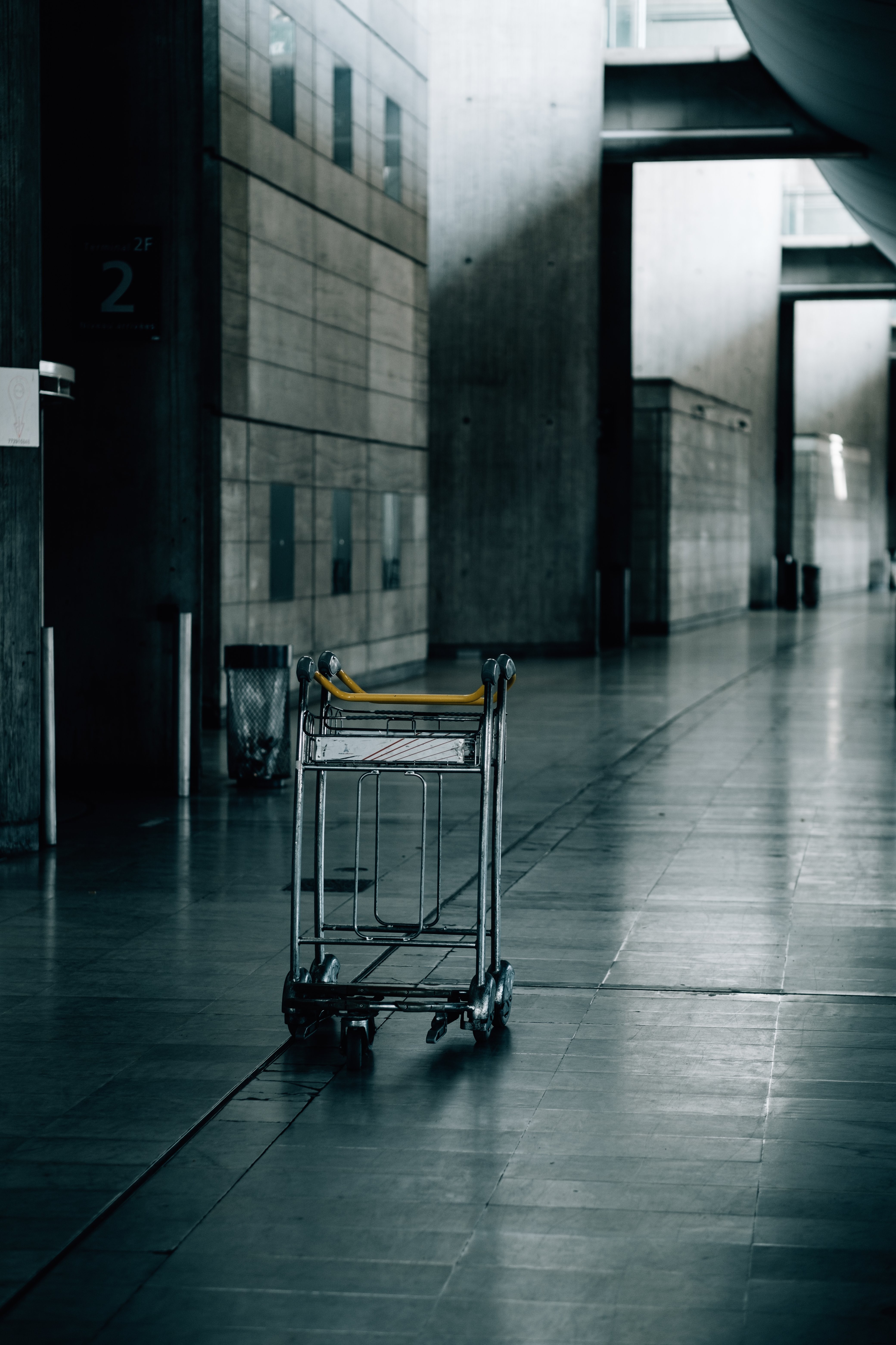 Chariot à bagages vide dans un couloir industriel Photo 