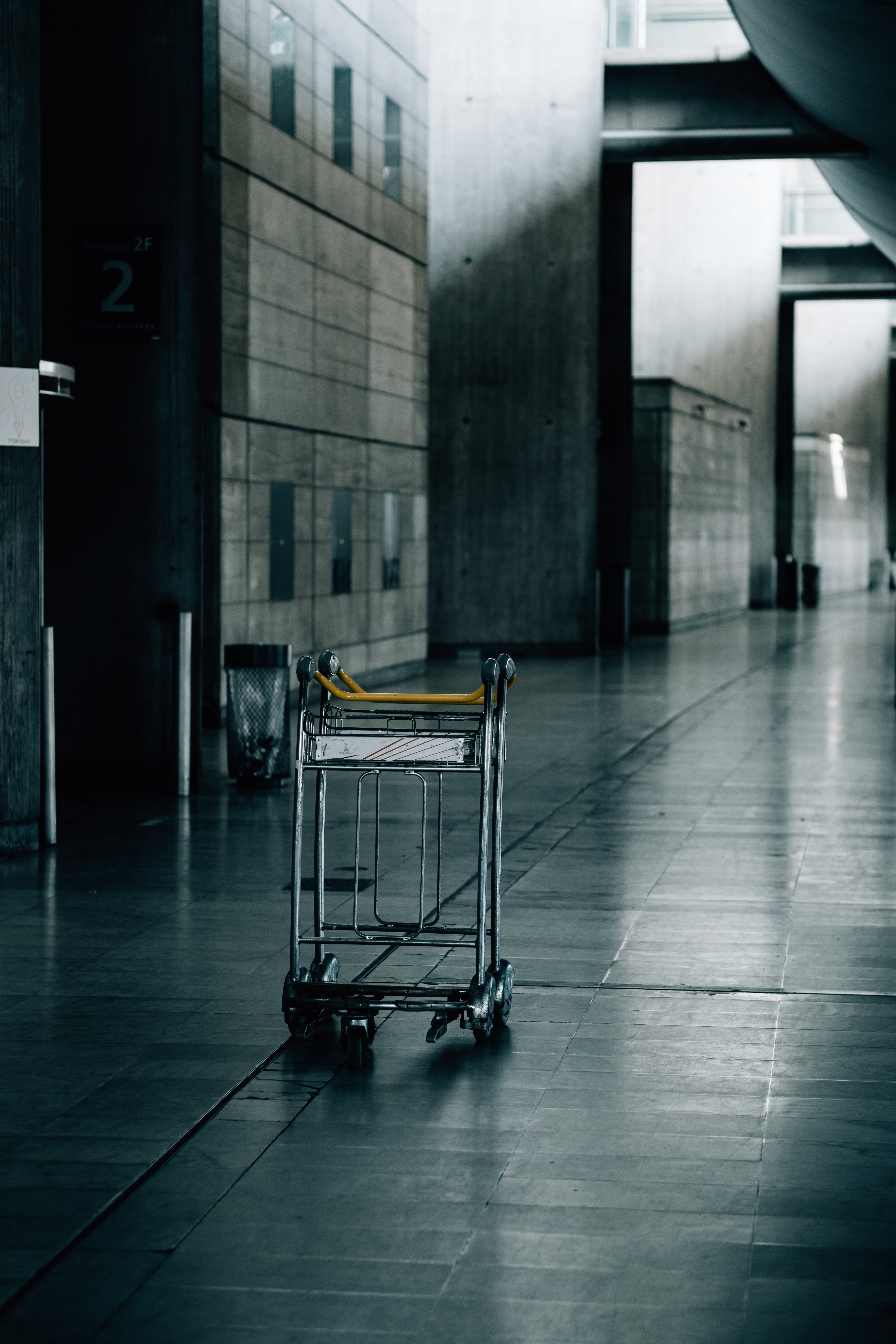 Foto do carrinho de bagagem vazio em um corredor industrial 