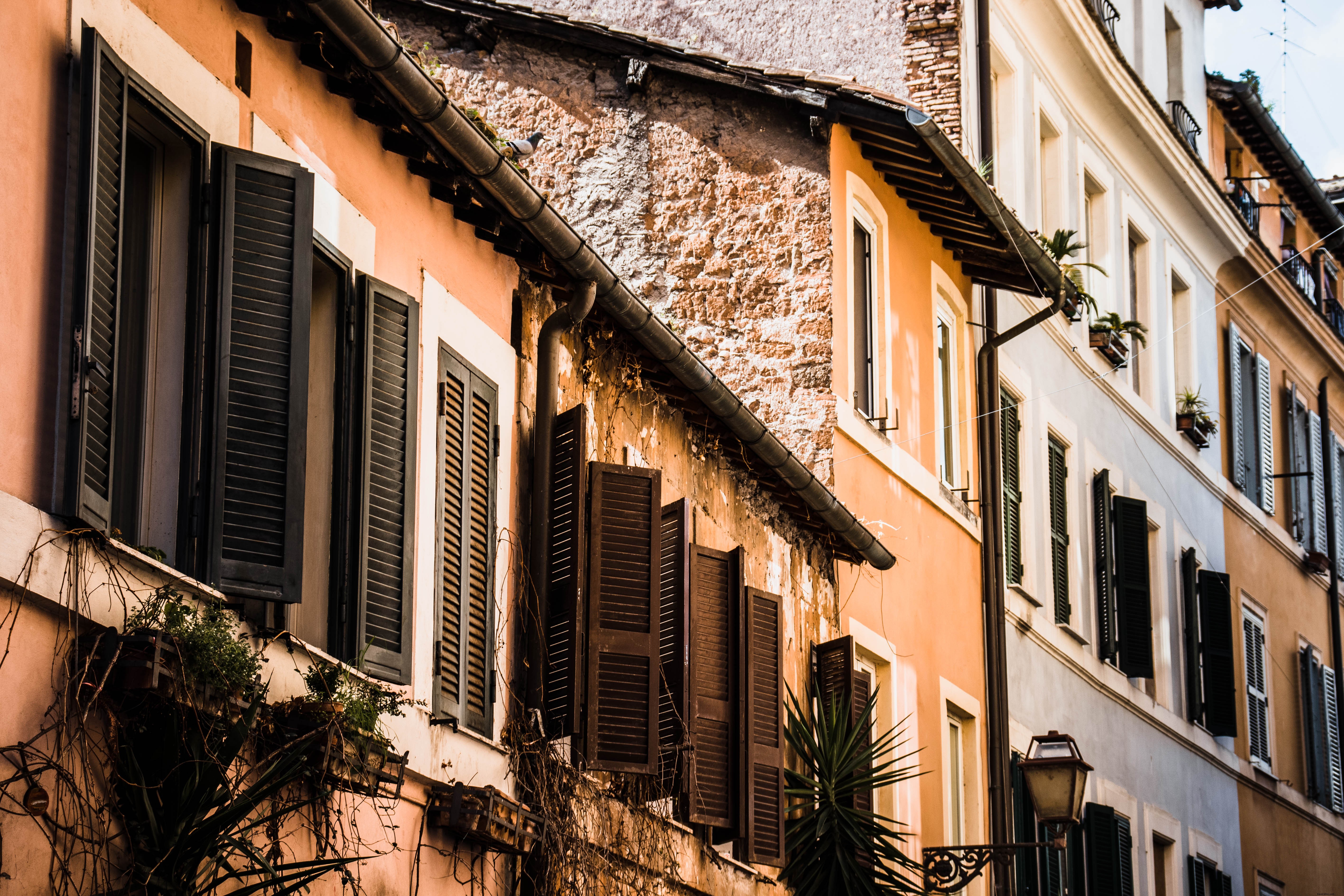 Foto de edifício laranja com venezianas marrons 