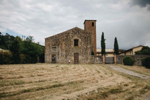 イタリアの田舎の古い教会の建物写真 