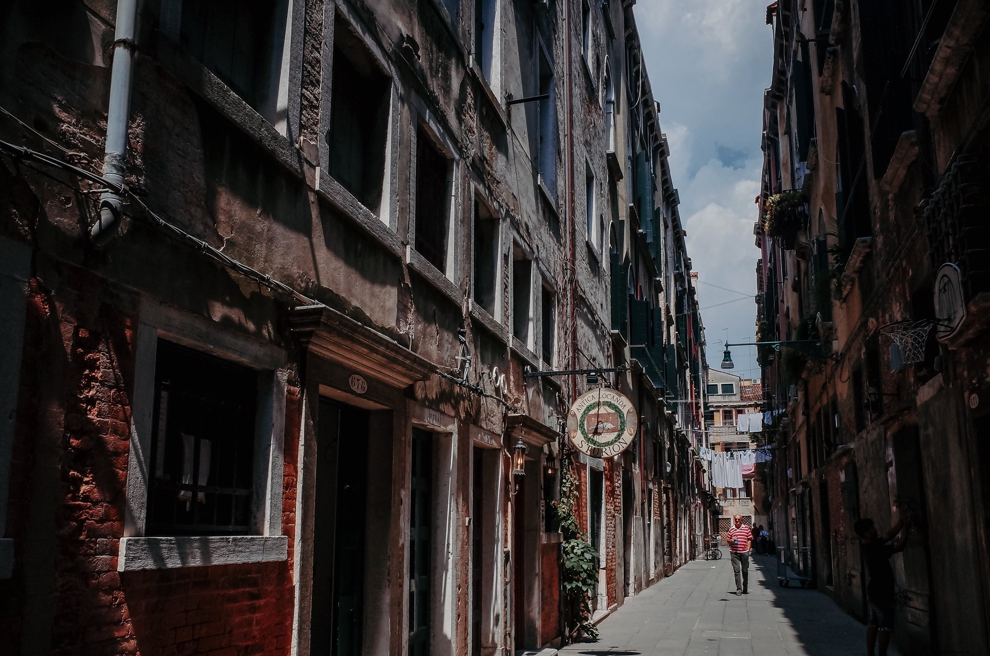 Lorong Pedesaan Dengan Tanda Menggantung Foto 