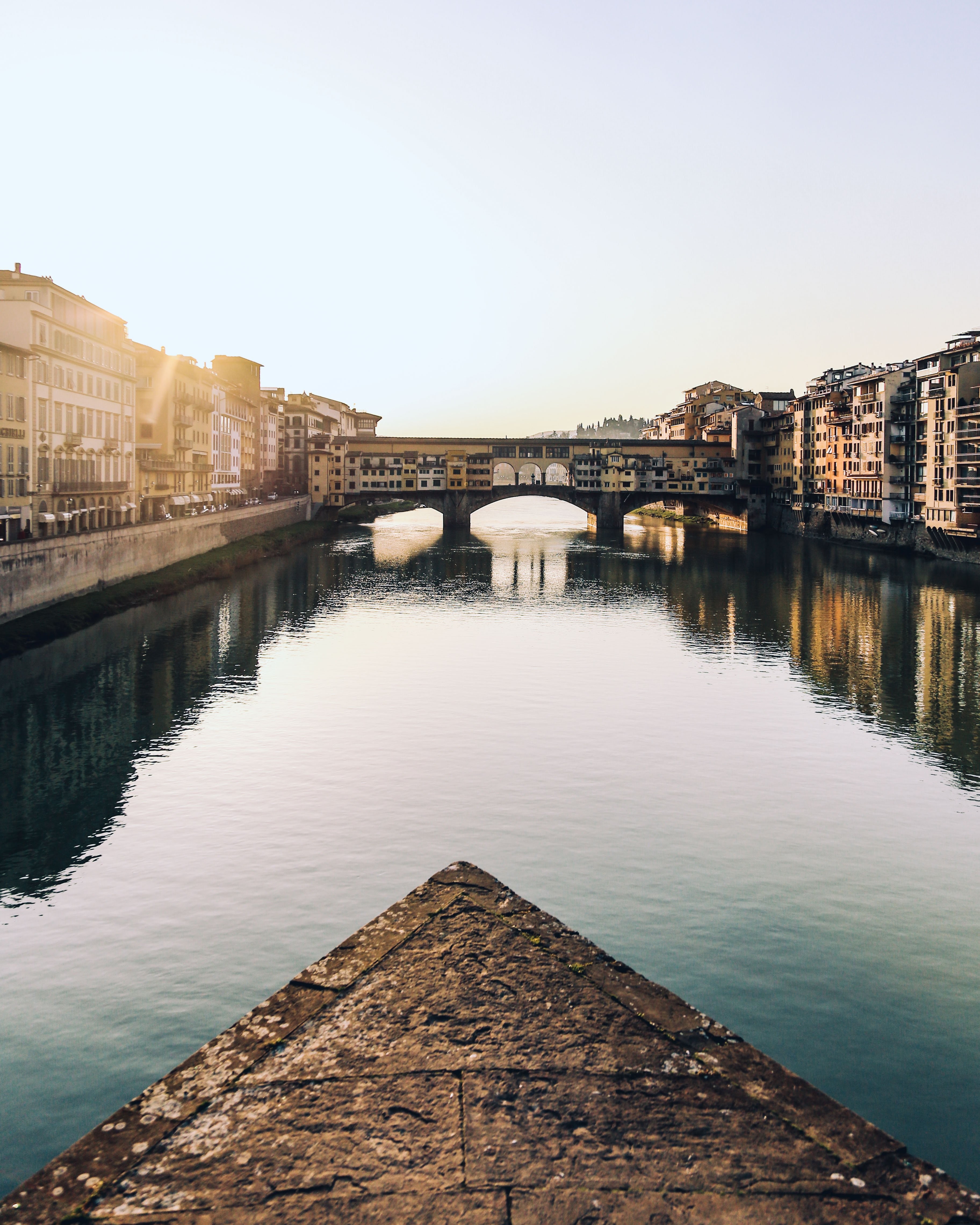 Gli edifici affollano il fiume Photo 