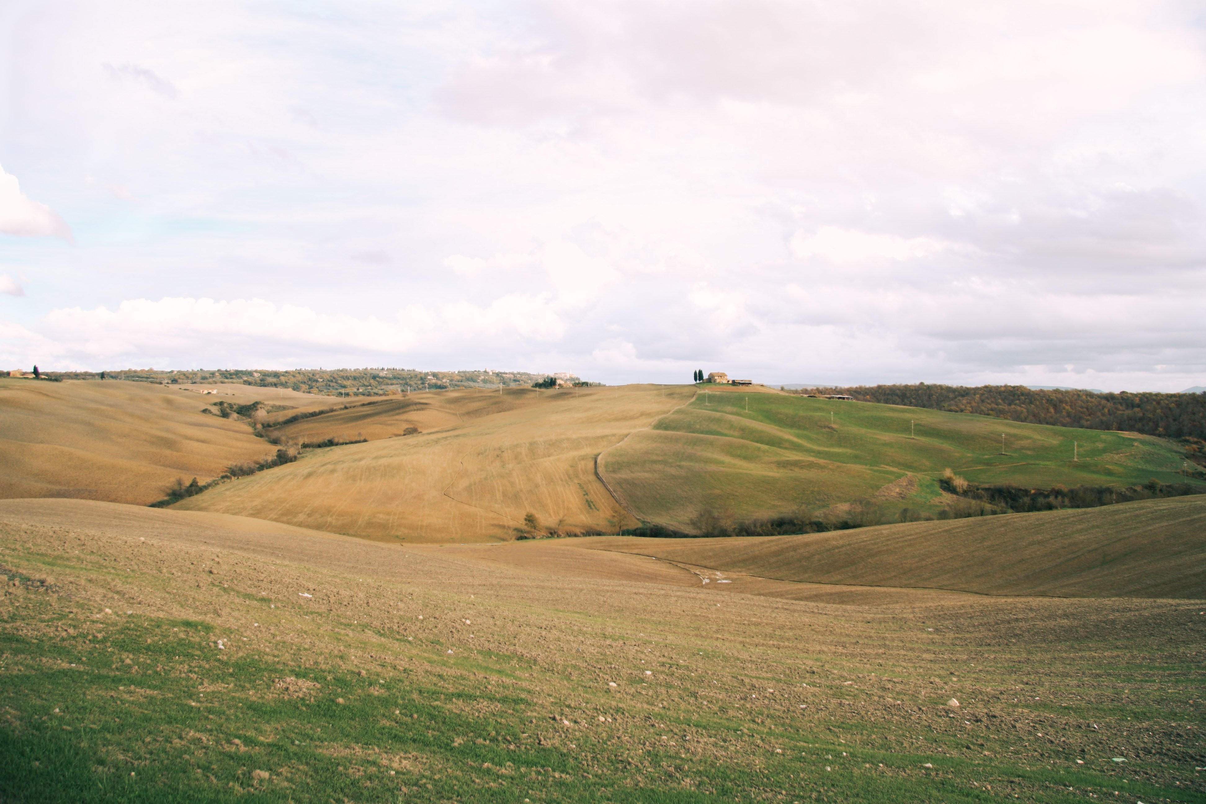 Foto de uma casa no horizonte da paisagem italiana 