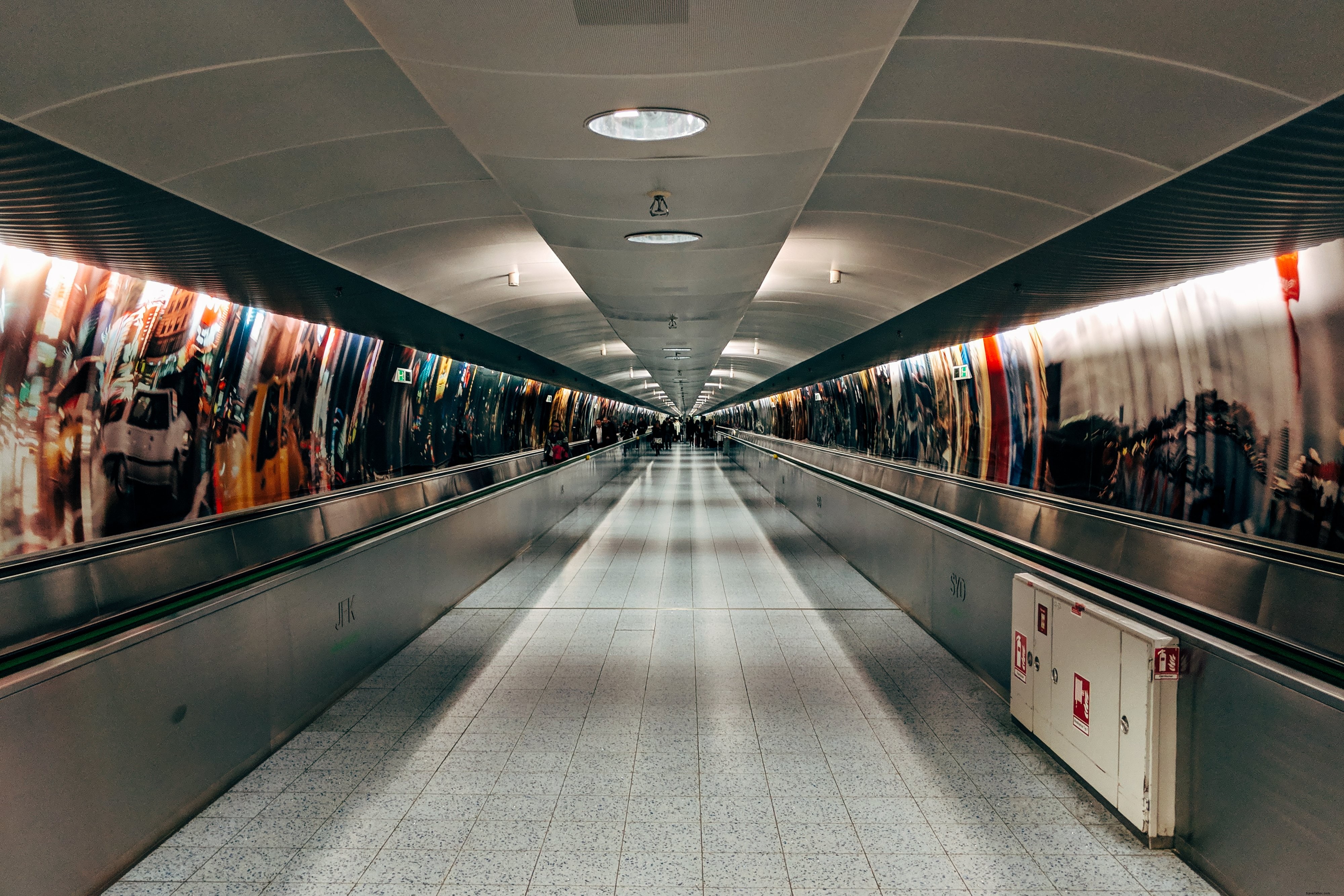 Corridoio con un tetto rotondo e persone alla fine foto 