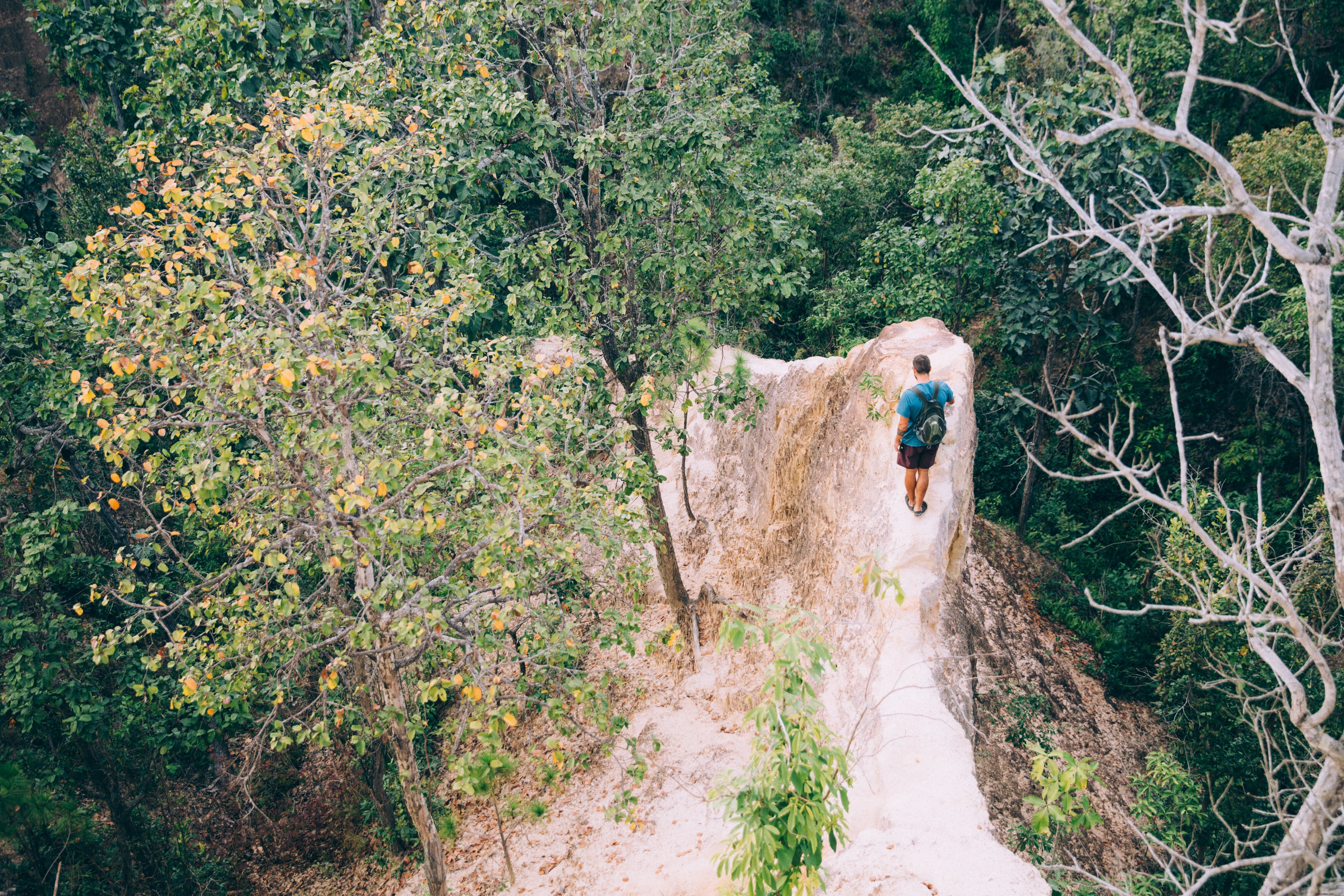 Escursionista naviga su una stretta parete rocciosa foto 