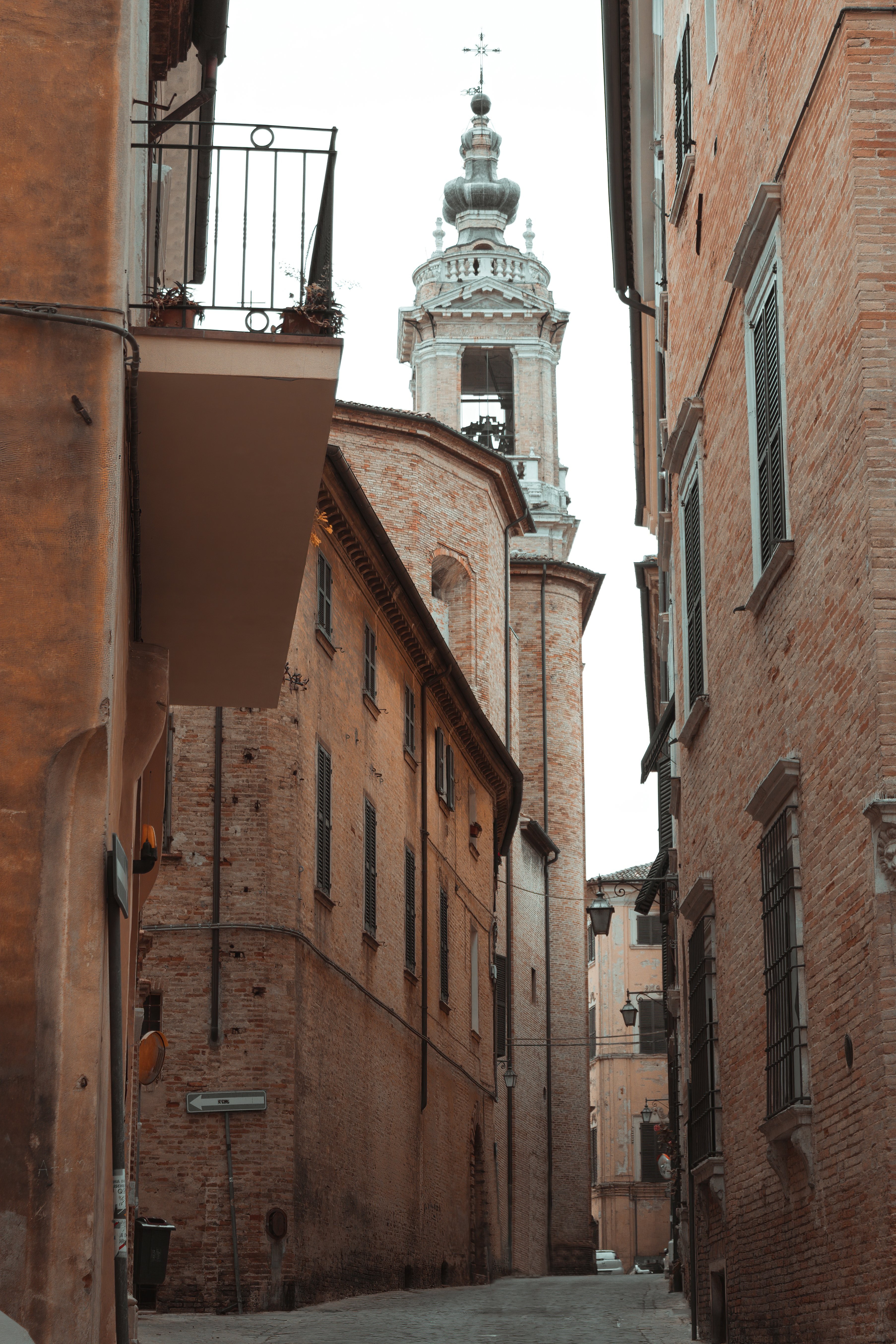 Edificios altos de ladrillo con un campanario en la foto superior 