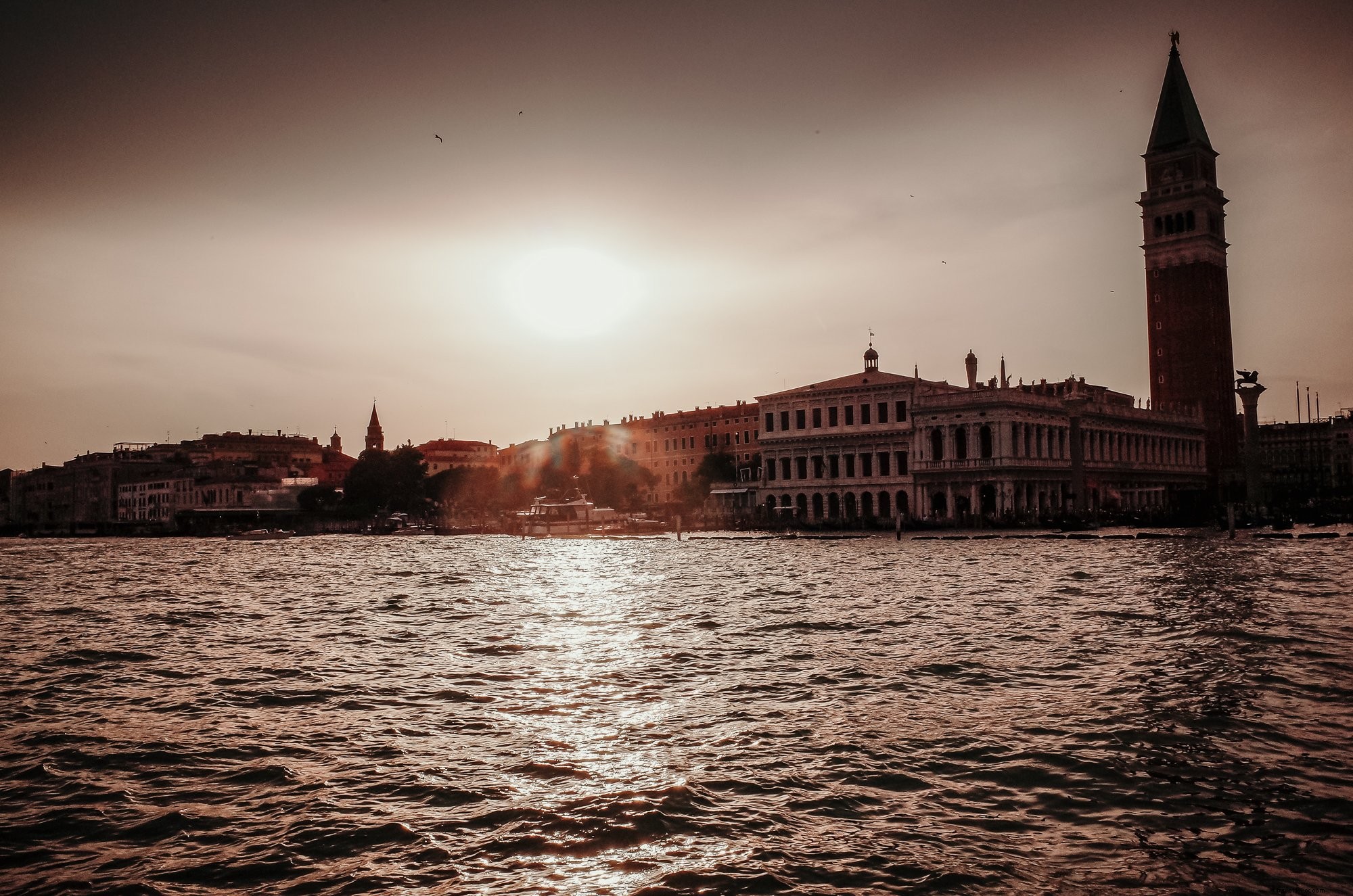 Vista degli edifici sulla costa sotto un tramonto foto 