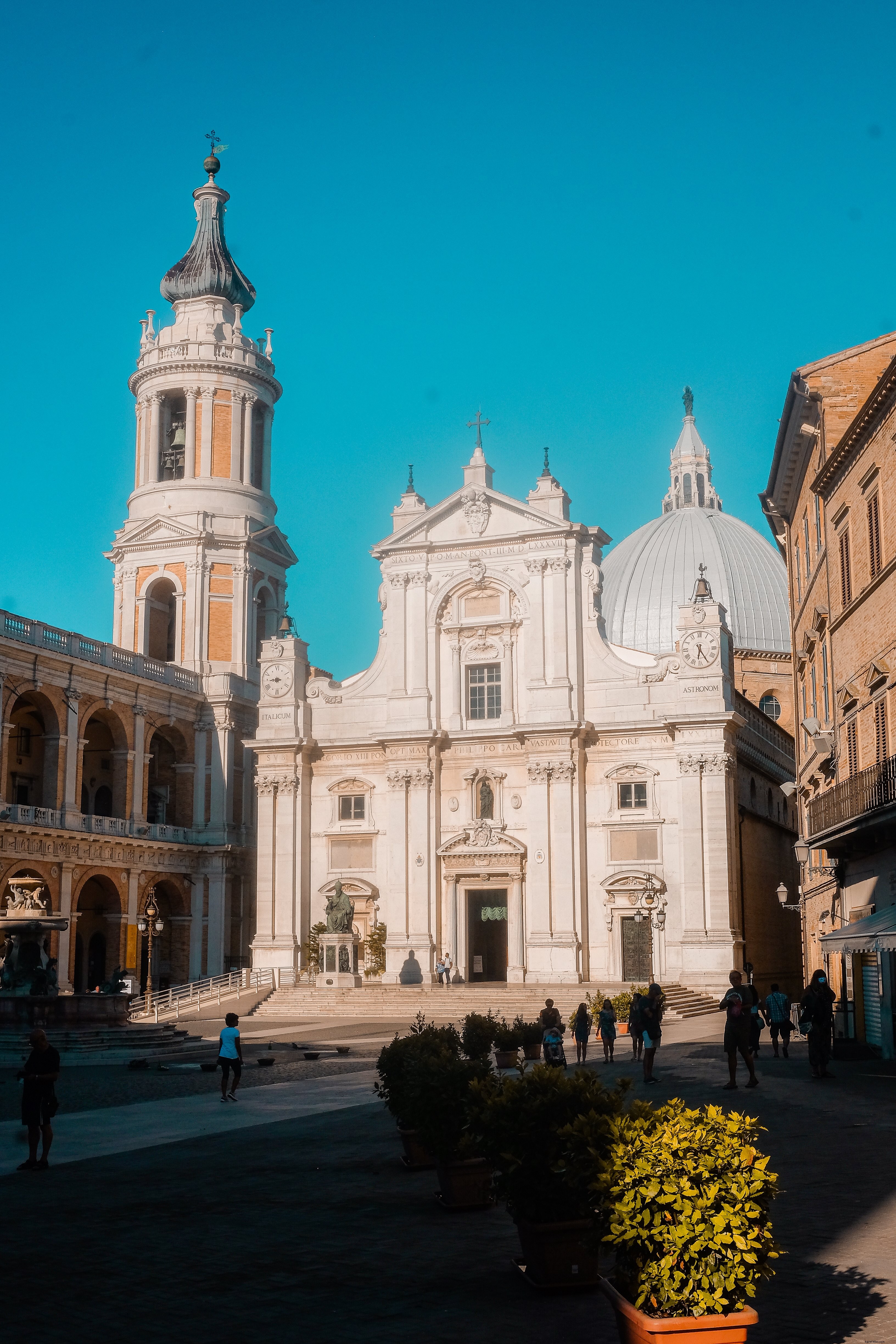 Patio en un día soleado con una gran iglesia blanca Foto 