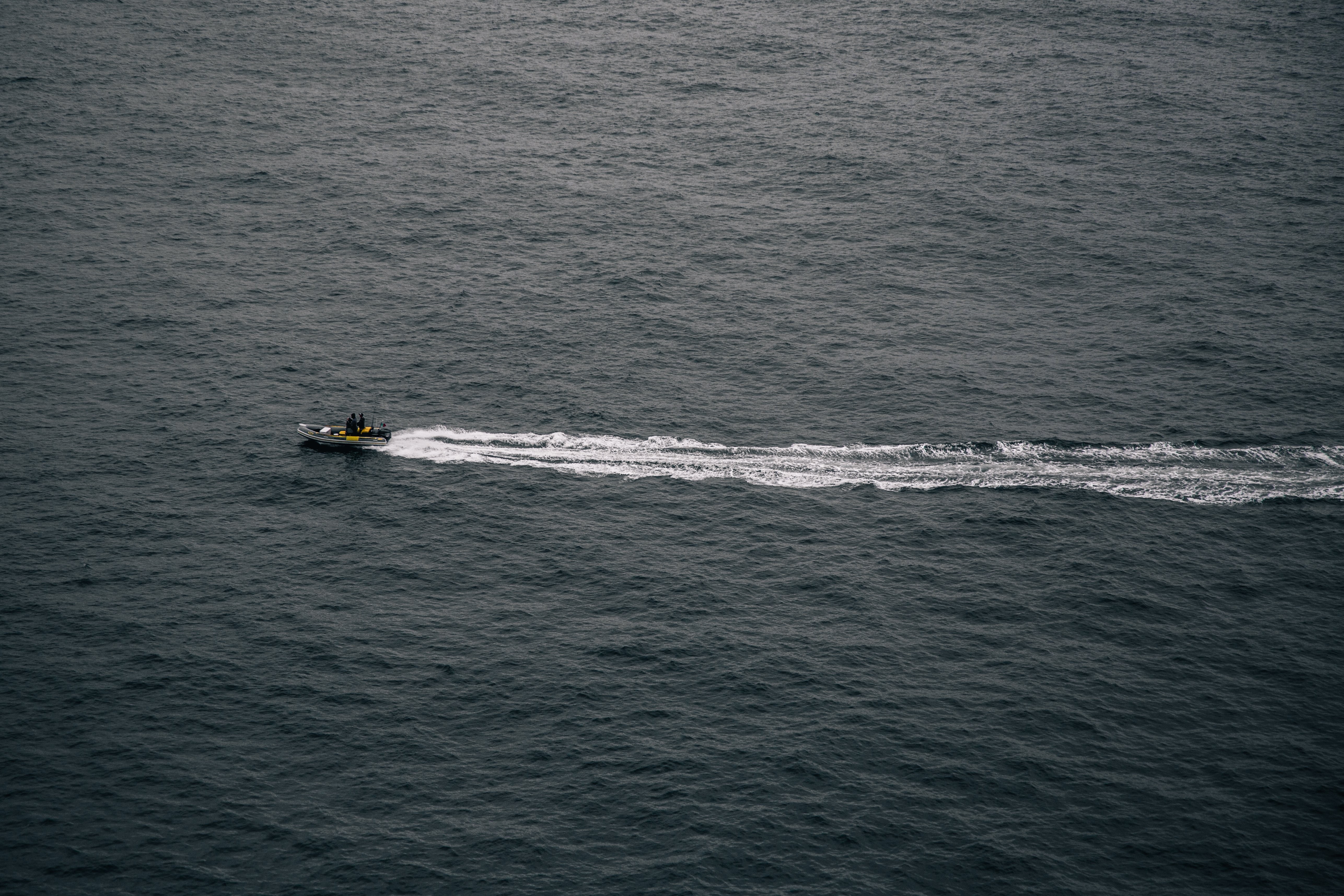 Foto de um barco de segurança patrulhando águas geladas 