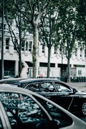 Coche negro con un letrero de taxi en el techo Foto 