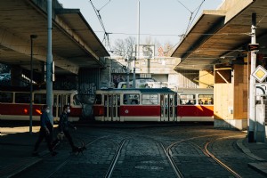 El tren viaja a través del marco con pistas y cables Foto 