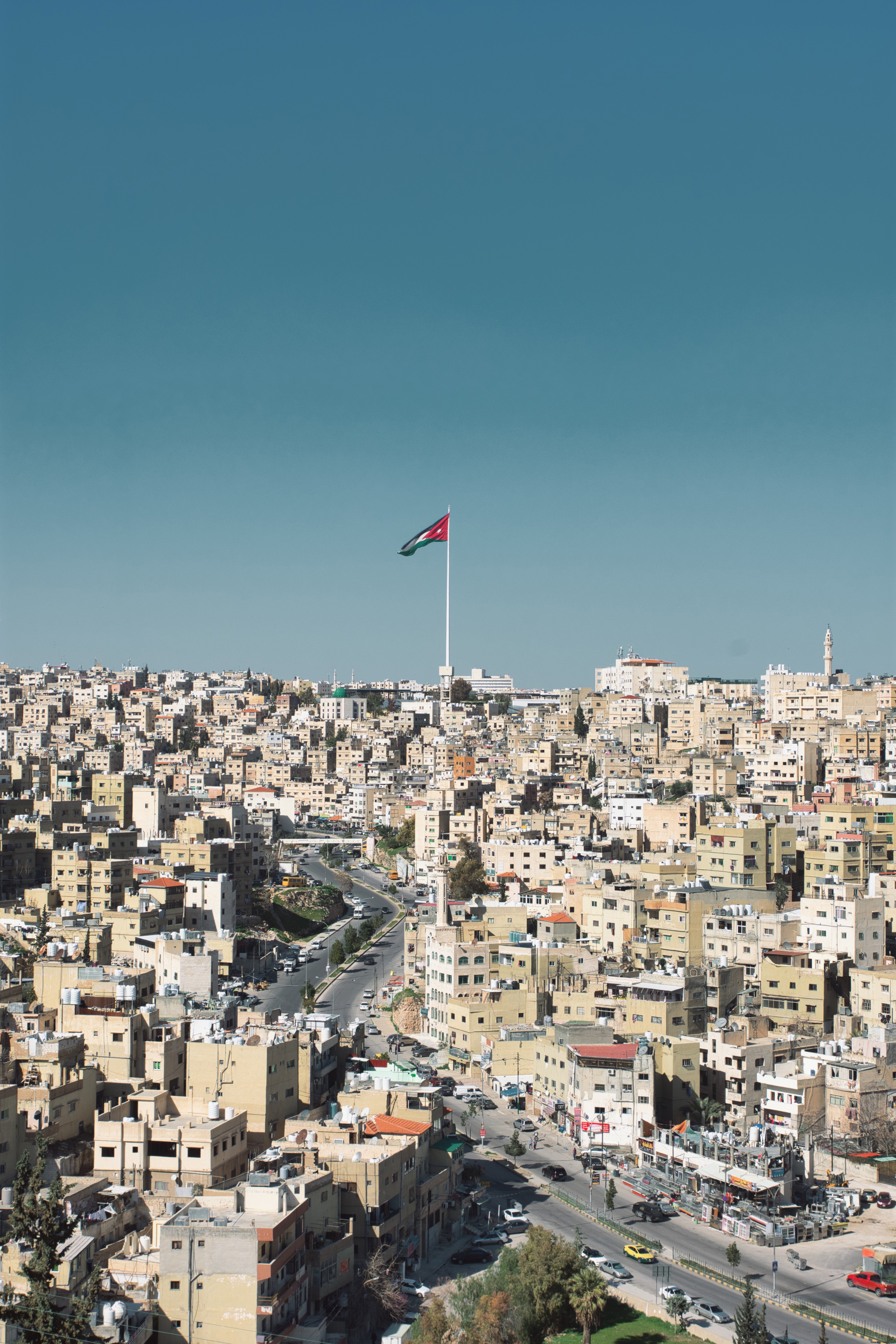 Città di edifici quadrati bianchi con una bandiera al centro foto 