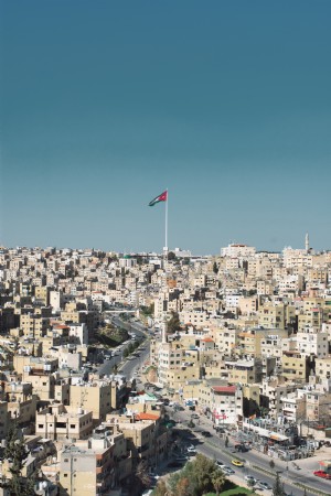 Ville de bâtiments carrés blancs avec un drapeau au milieu Photo 