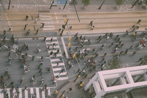 Photo aérienne de foule marchant sur une photo de rue de la ville 
