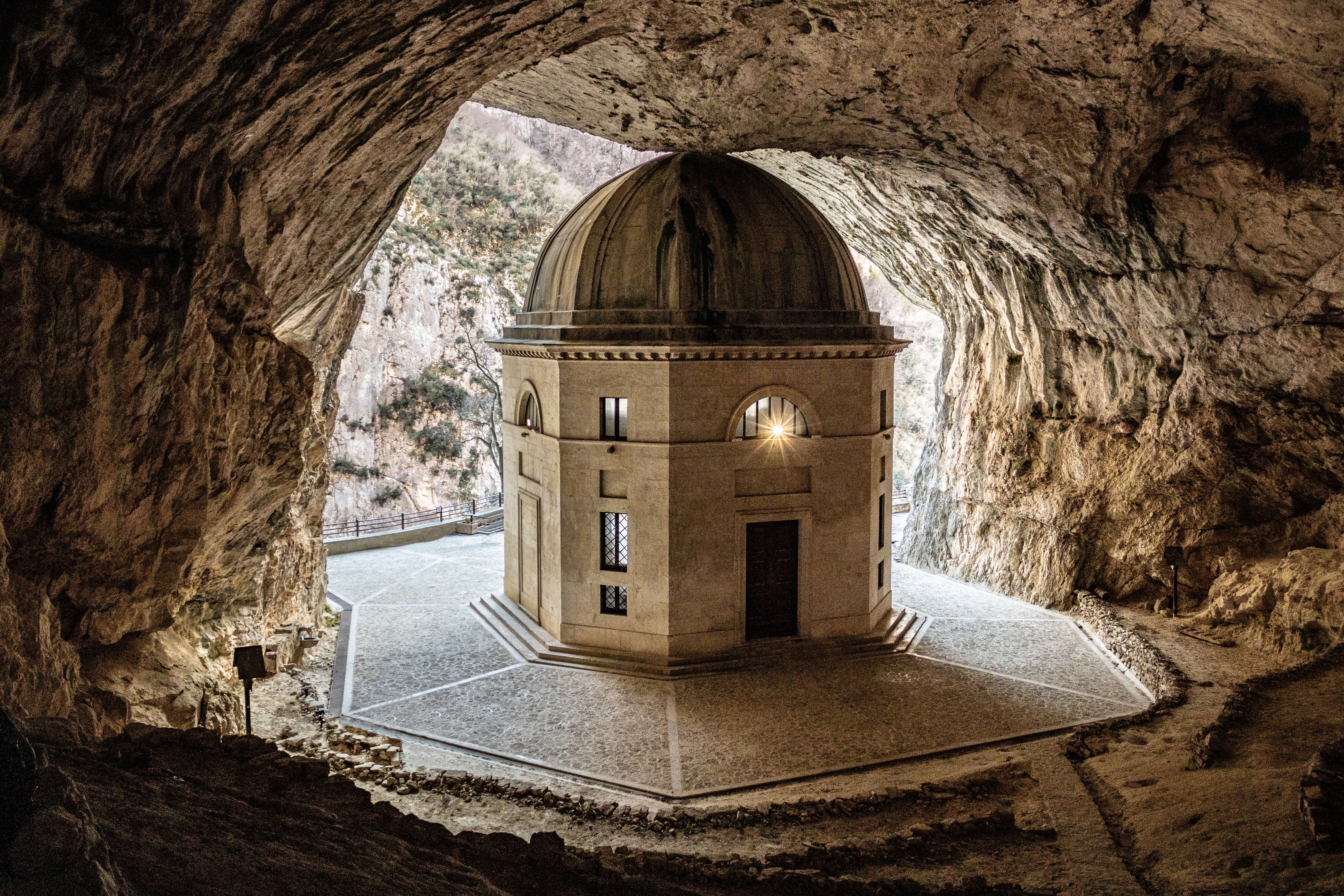 Edifício em uma caverna com uma passagem de pedra Foto 