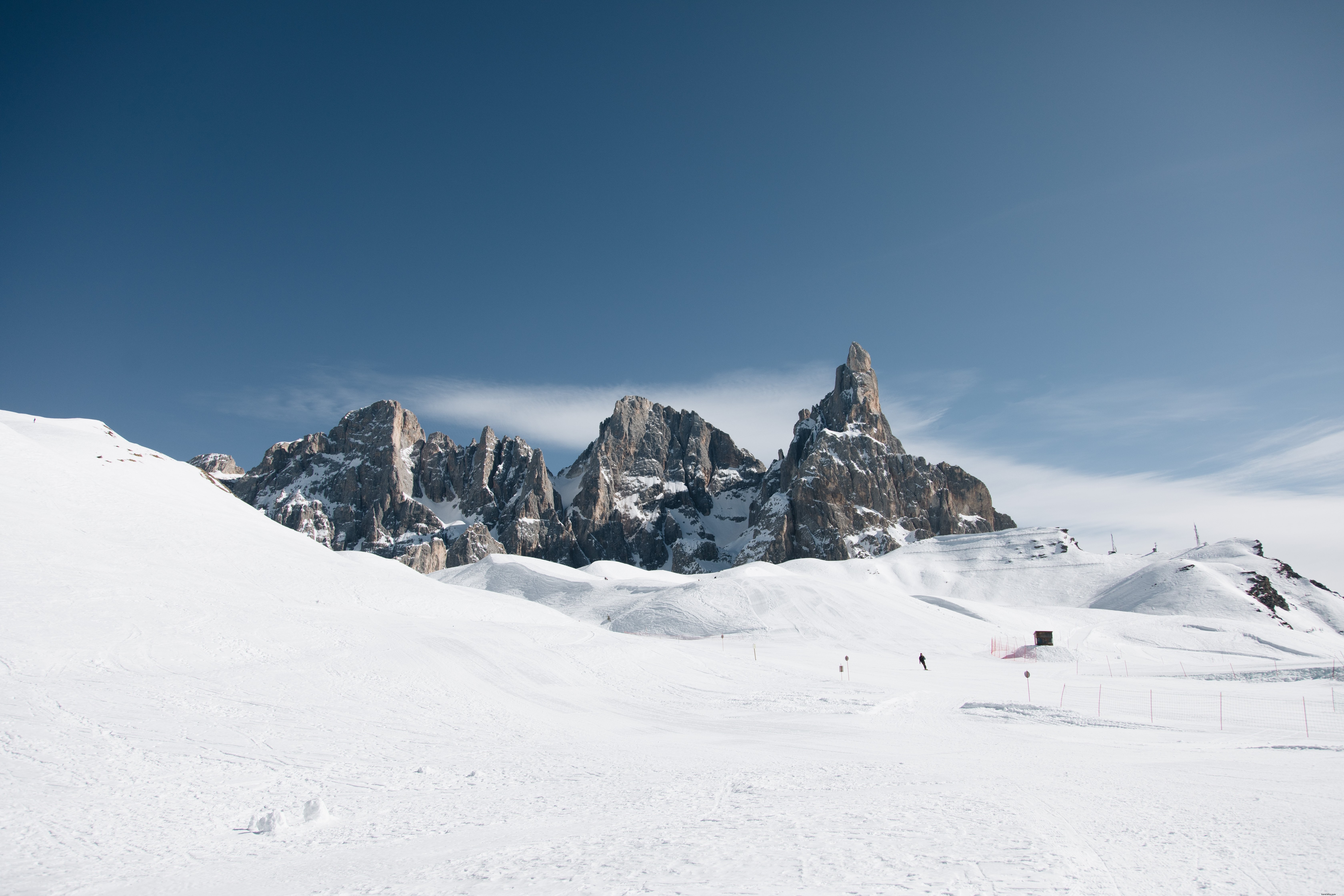 Pistas de esquí al pie de una cordillera rocosa Foto 