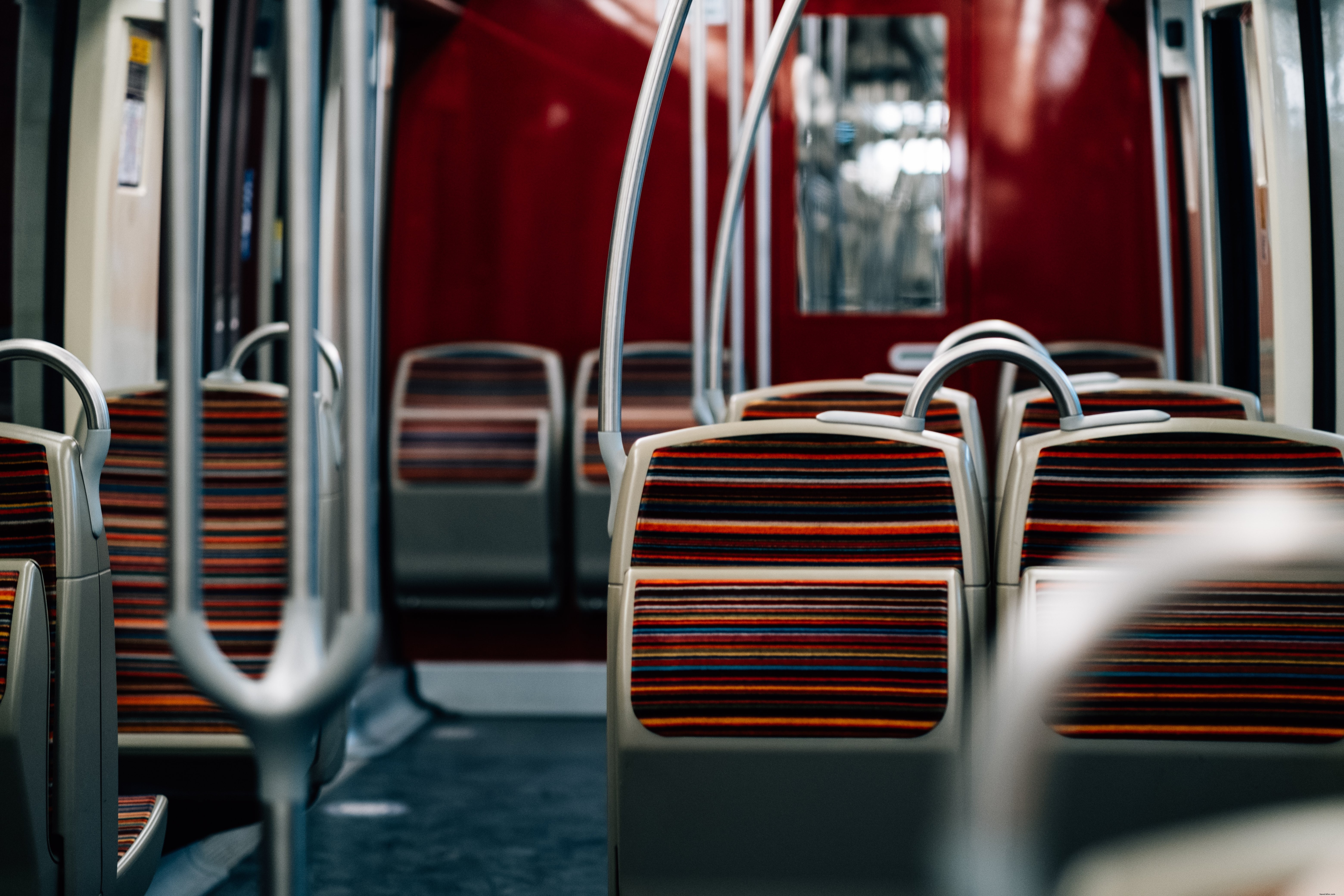 公共交通機関の赤い座席の写真 