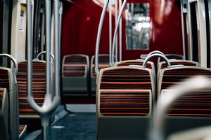 Asientos rojos de una foto de vehículo de transporte público 