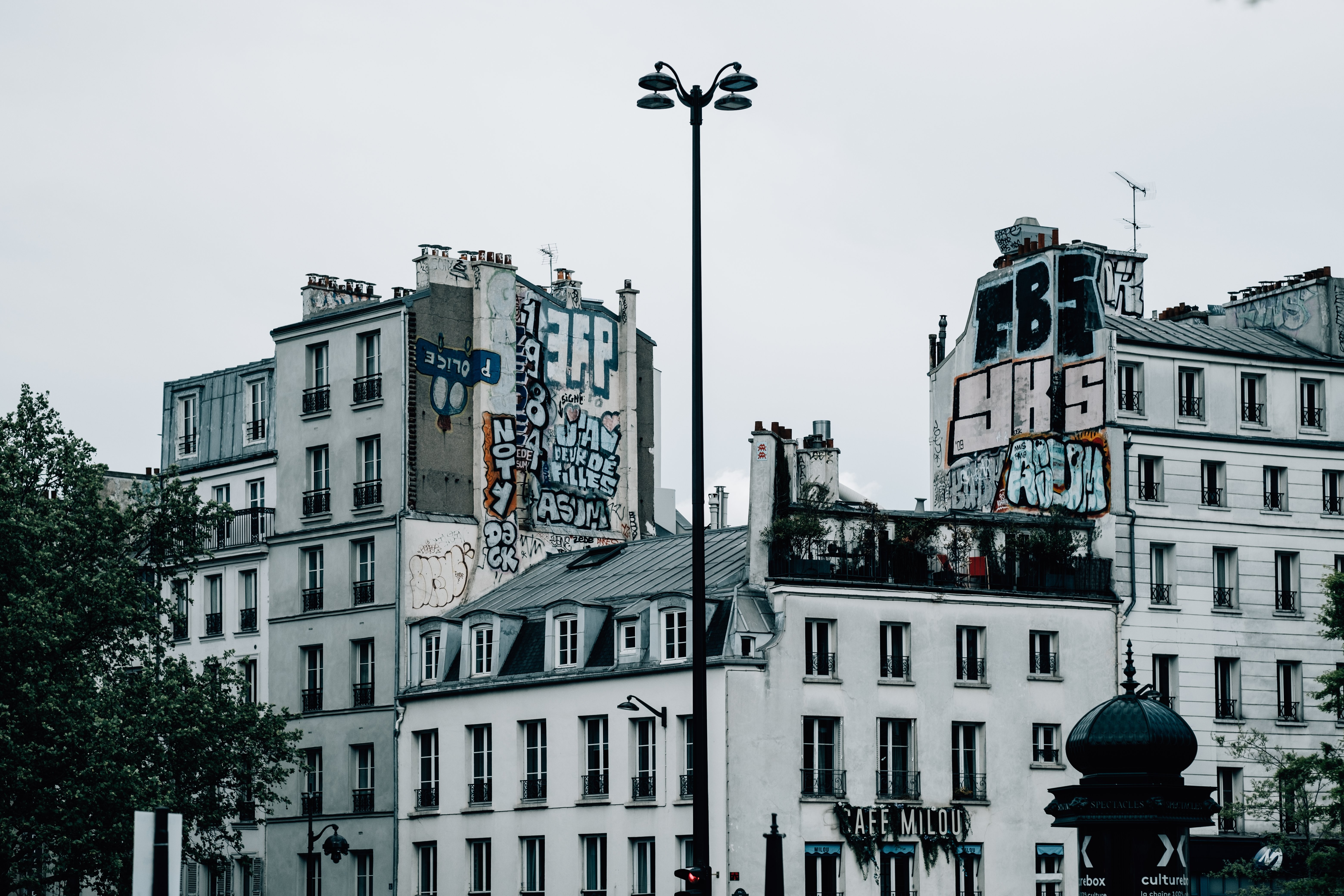 Edifici bianchi con graffiti che coprono i lati foto 