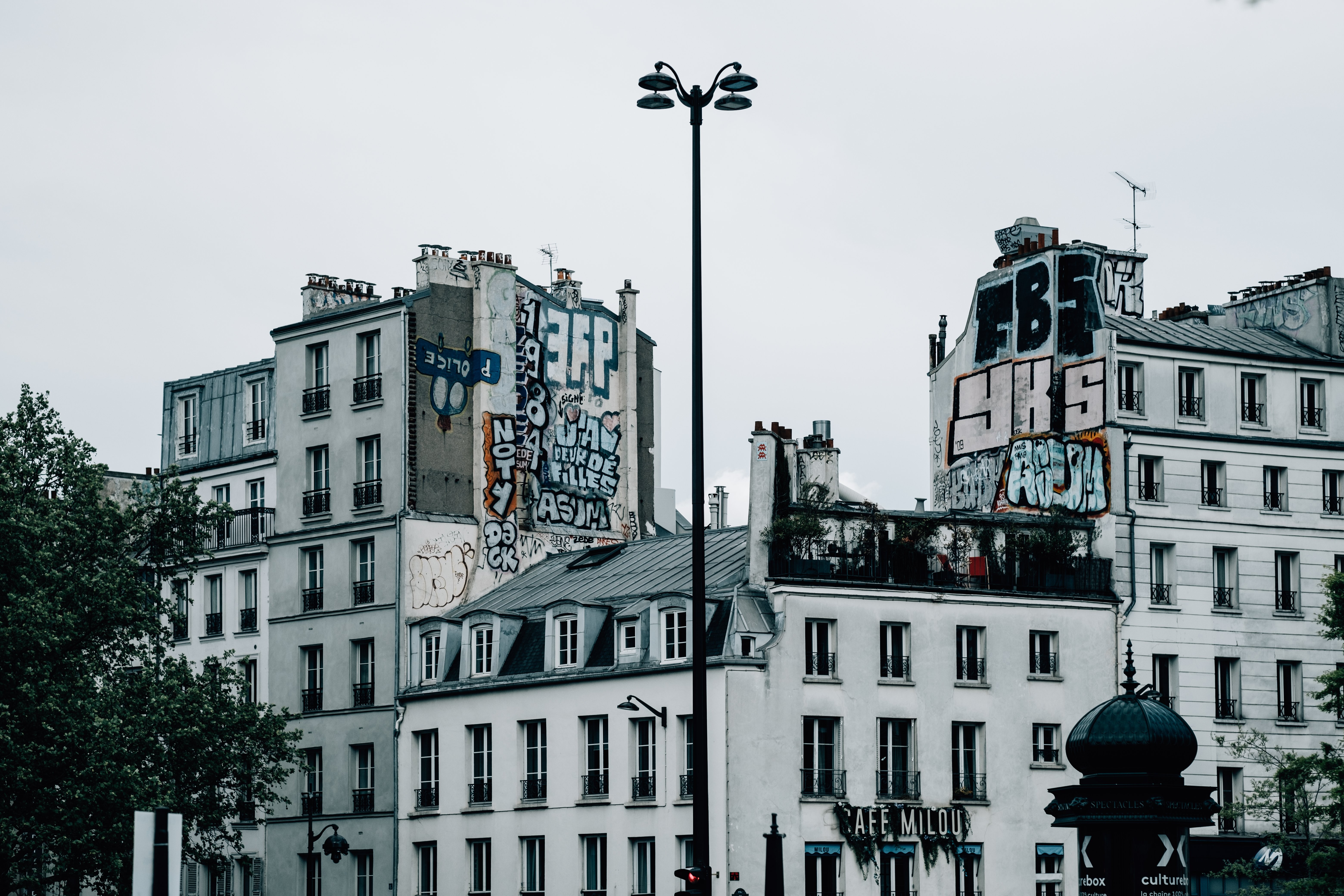 Construções brancas com graffiti cobrindo os lados da foto 