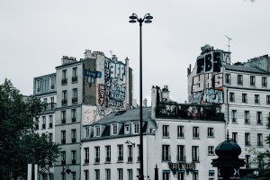 Bâtiments blancs avec graffiti couvrant les côtés Photo 