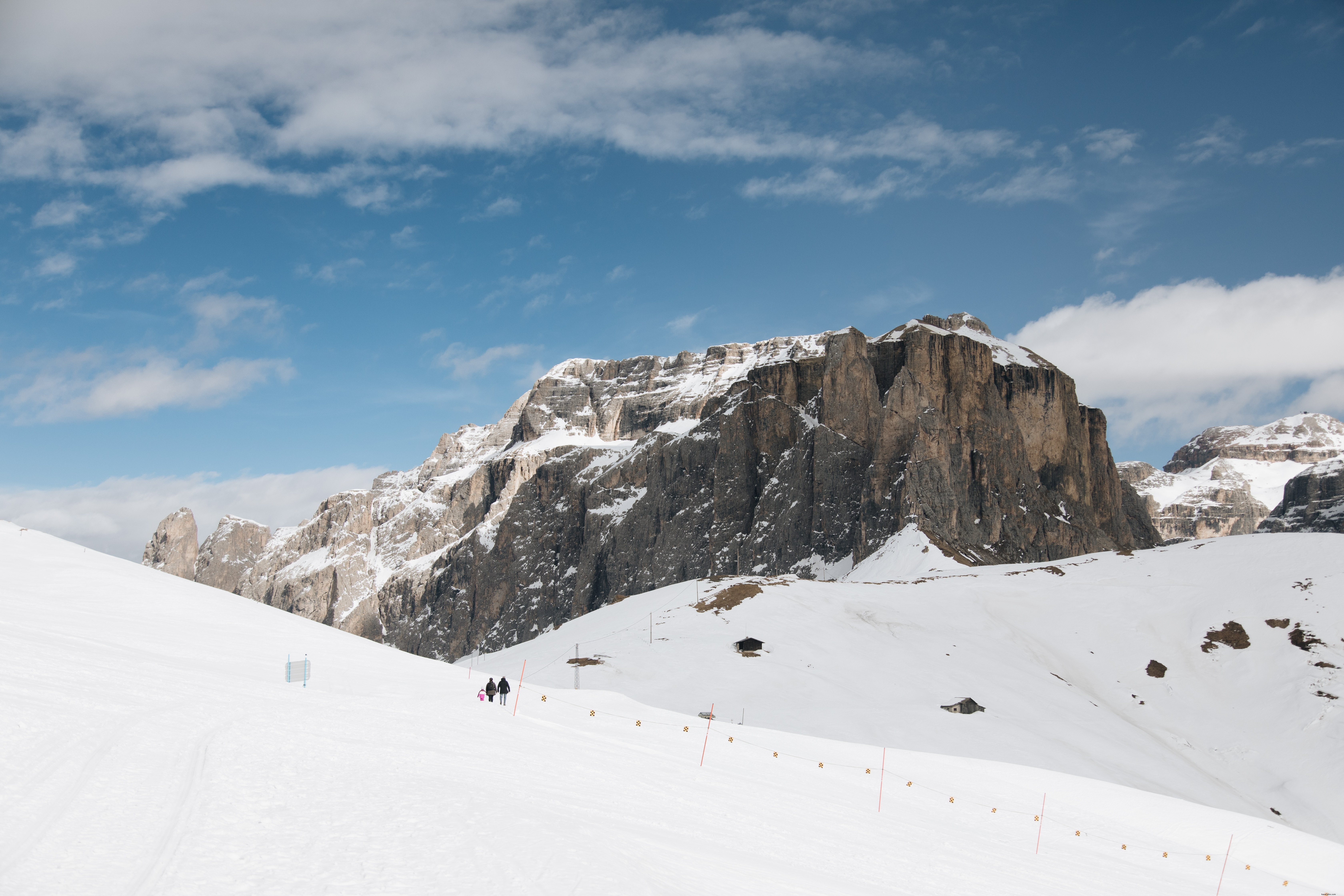 Famille sur une photo de montagne enneigée 