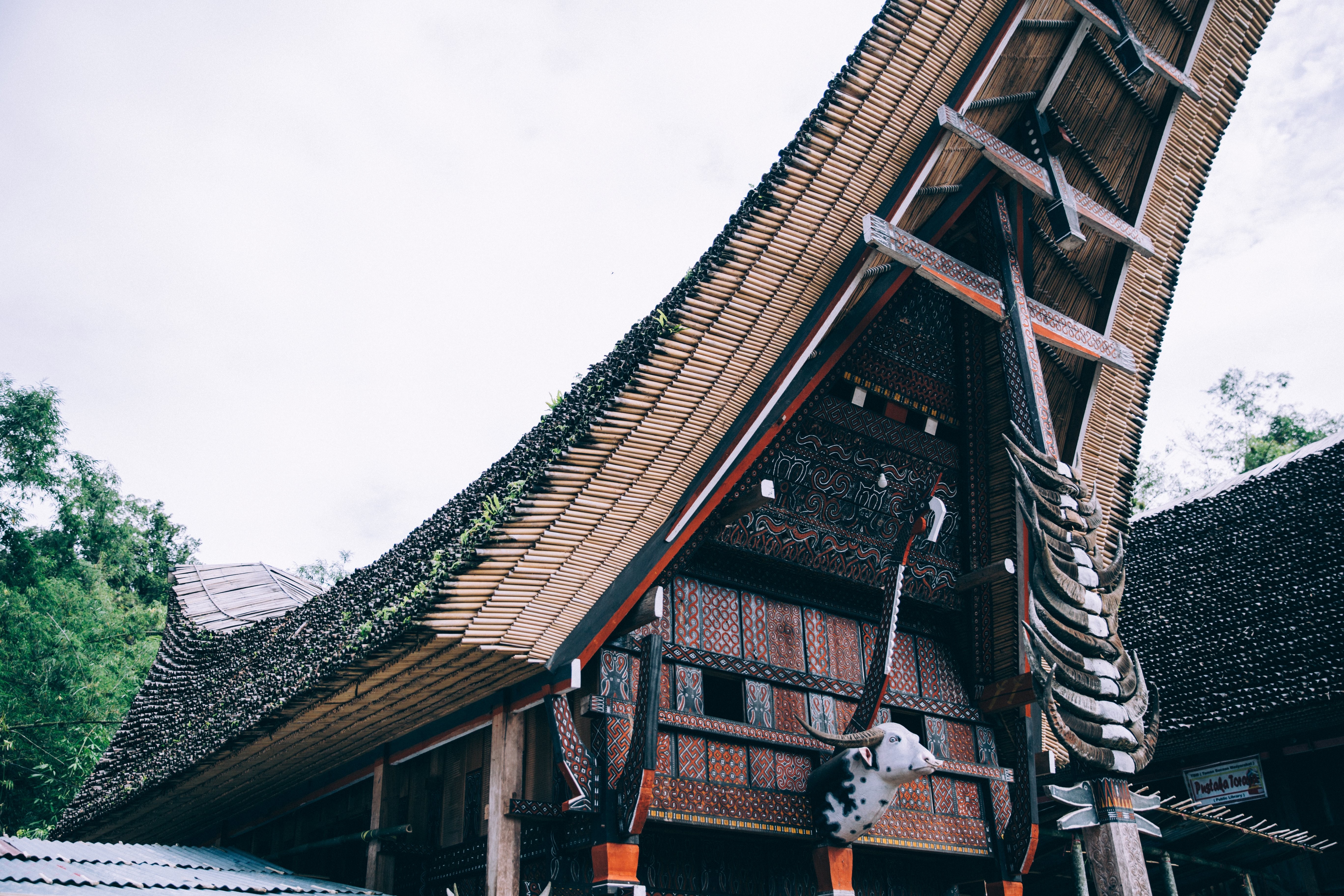 Foto aérea ornamentada do templo de bambu da Indonésia 
