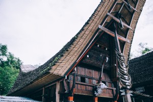 華やかなインドネシアの竹の寺院の塔のオーバーヘッド写真 