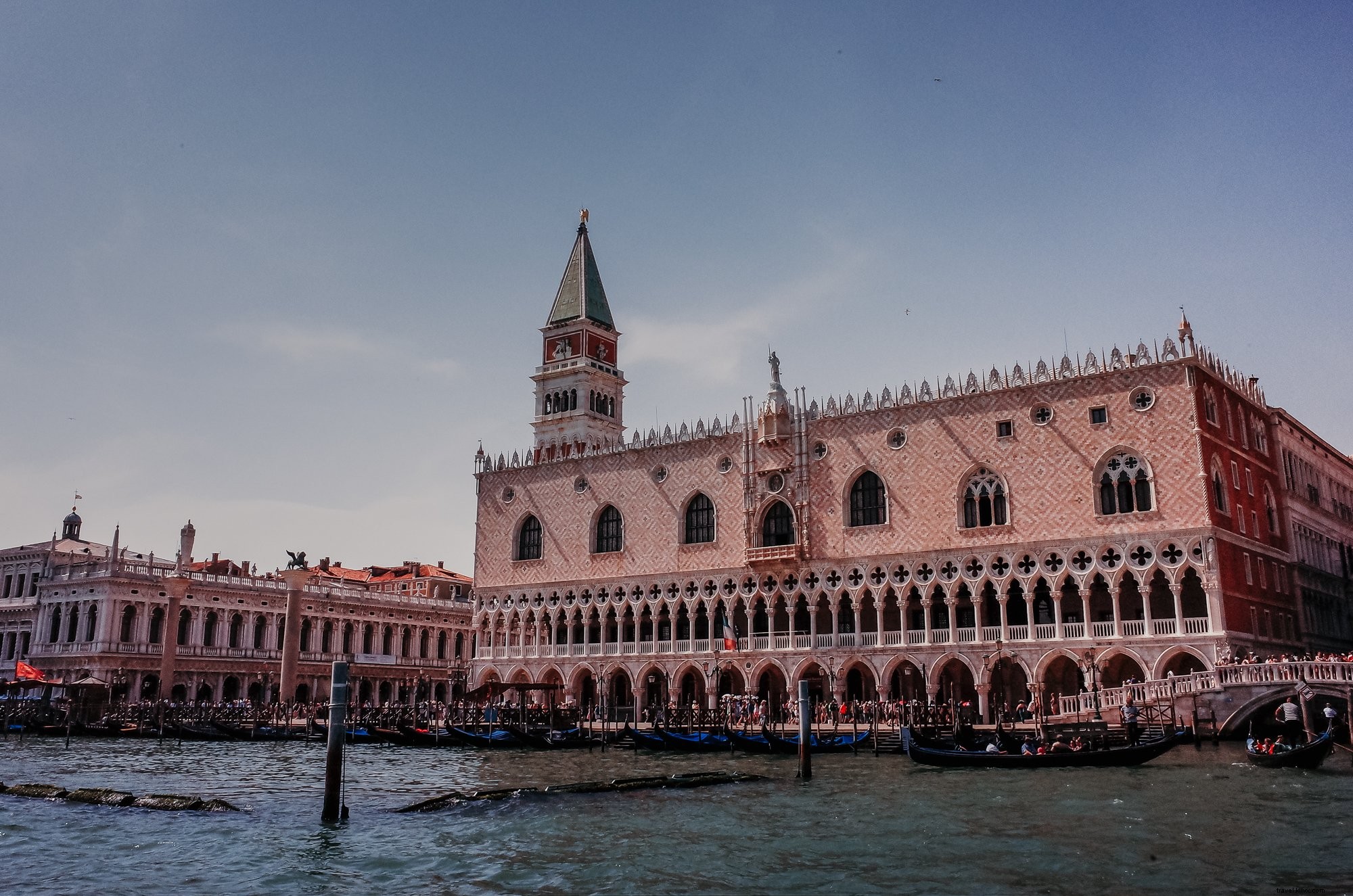 Costruire sull acqua con le barche ormeggiate foto 