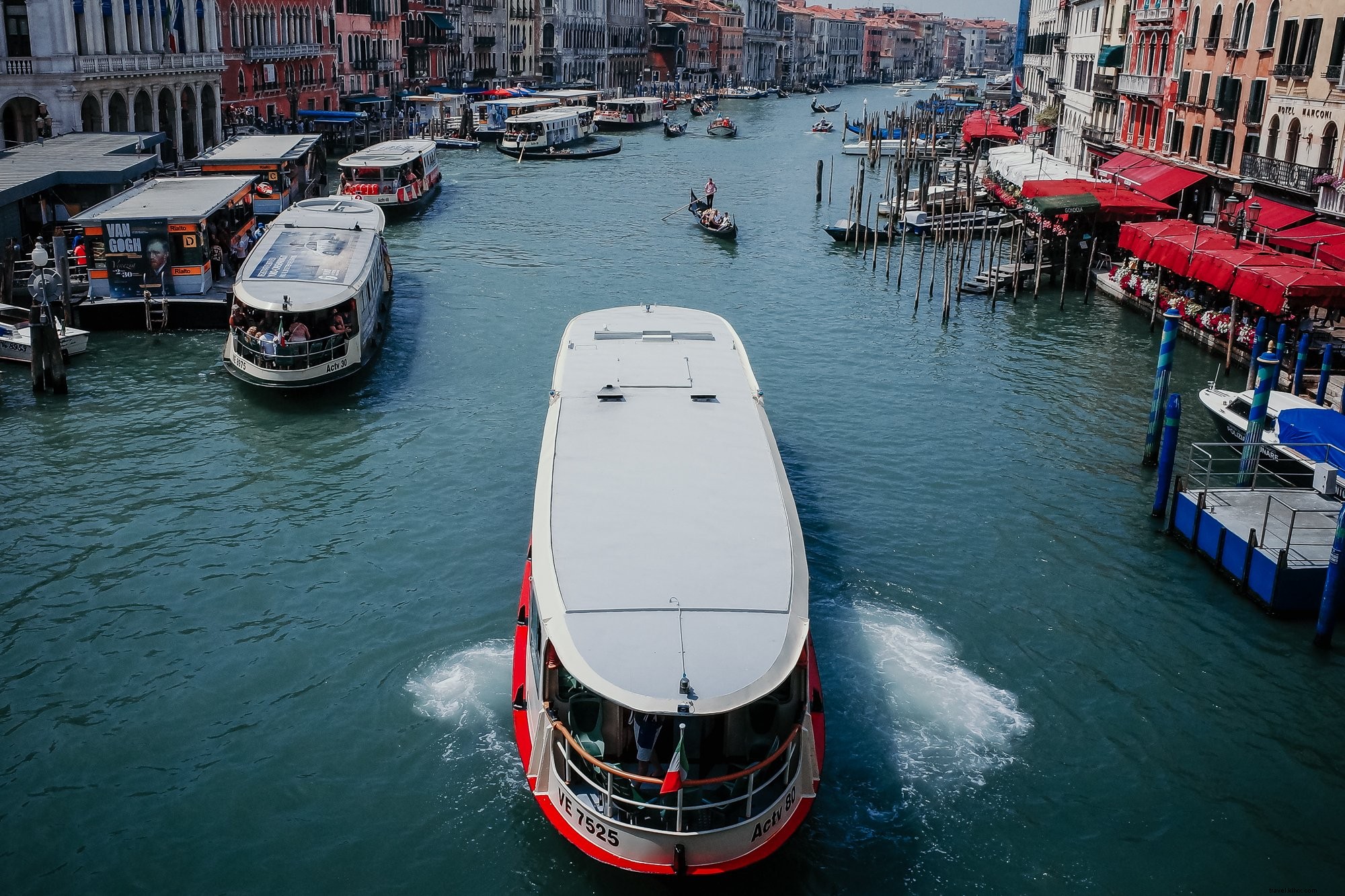 Água com barcos e edifícios em ambos os lados. 