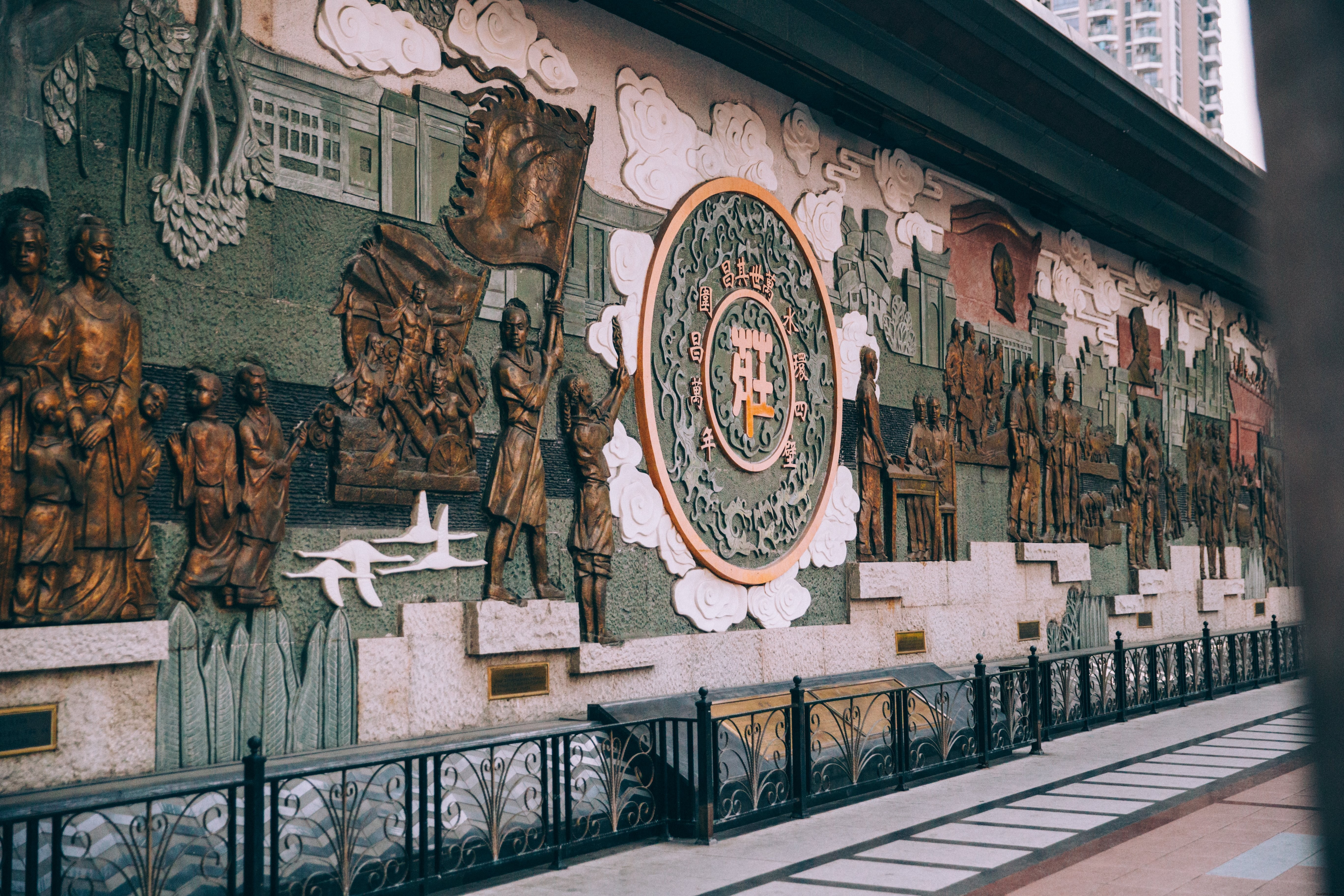 Une photo de tapisserie sculptée ornée 