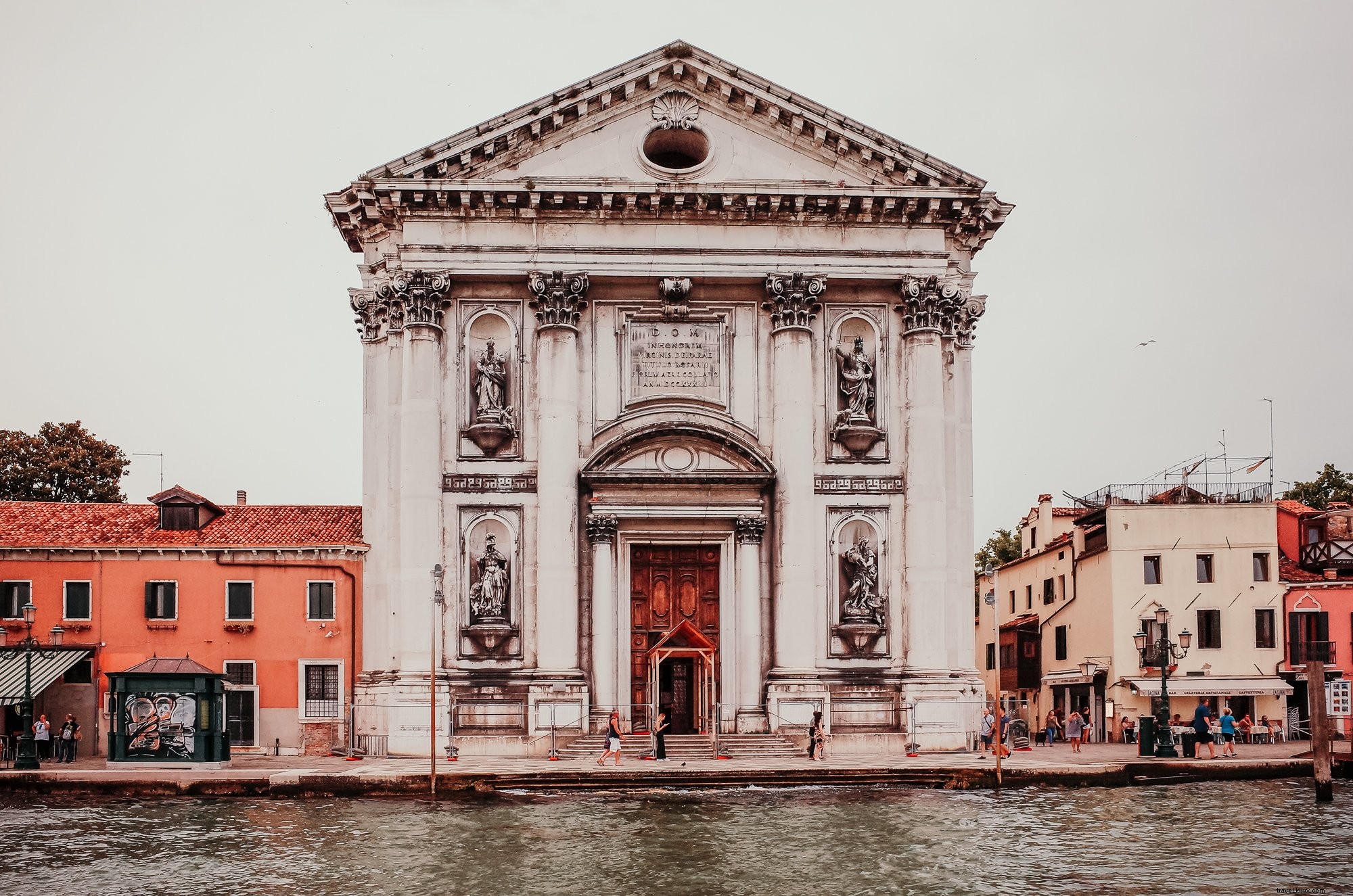 Tre edifici fiancheggiano il lungomare foto 