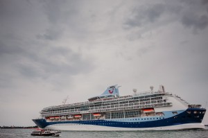 曇りの日の大きな白と青のクルーズ船写真 