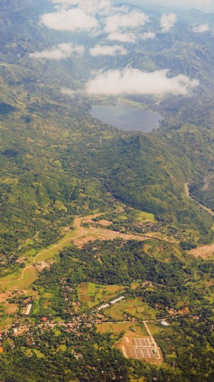 Vista aérea del lago rodeado de montañas Foto 