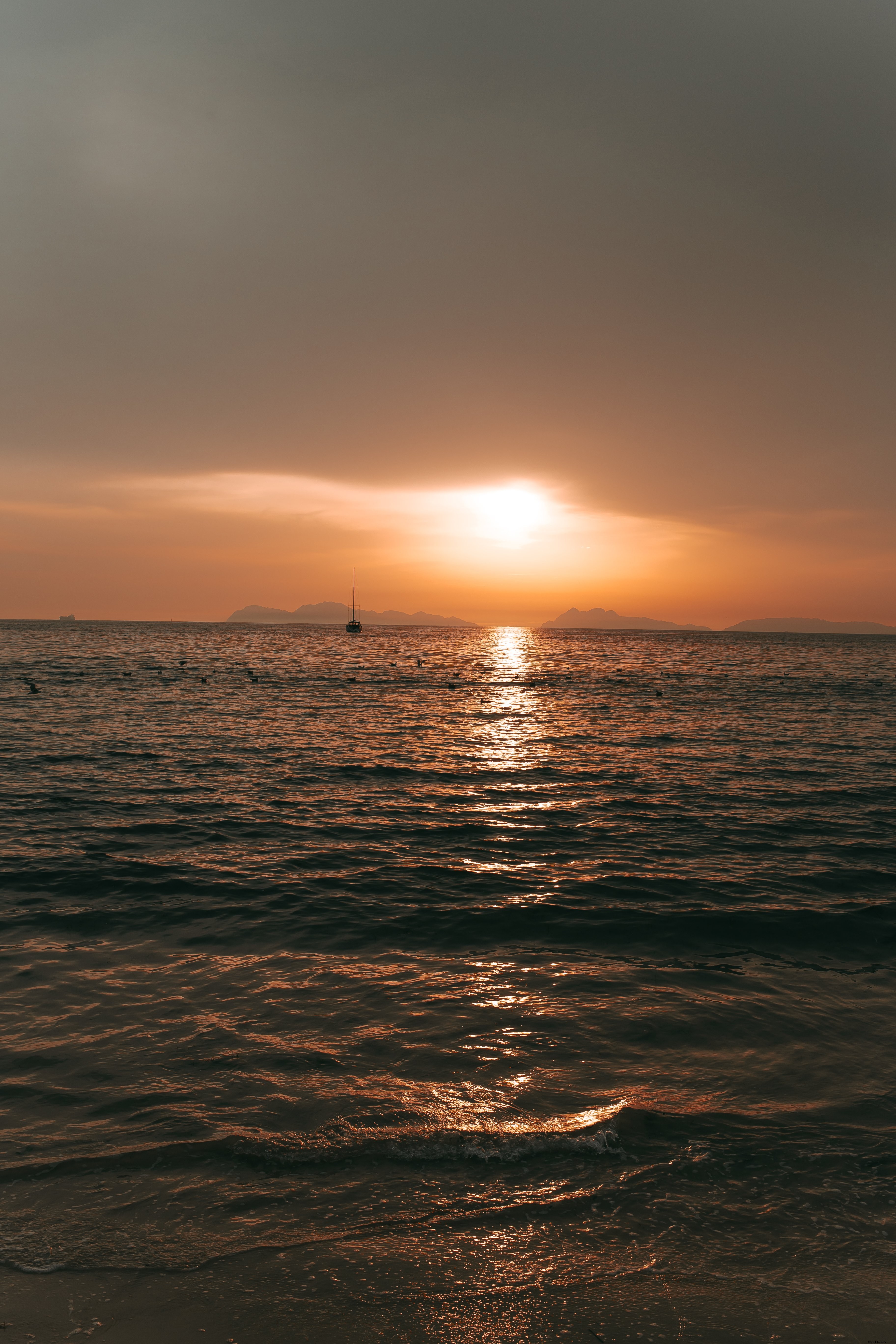 Un bateau navigue à la recherche d un trésor Photo 