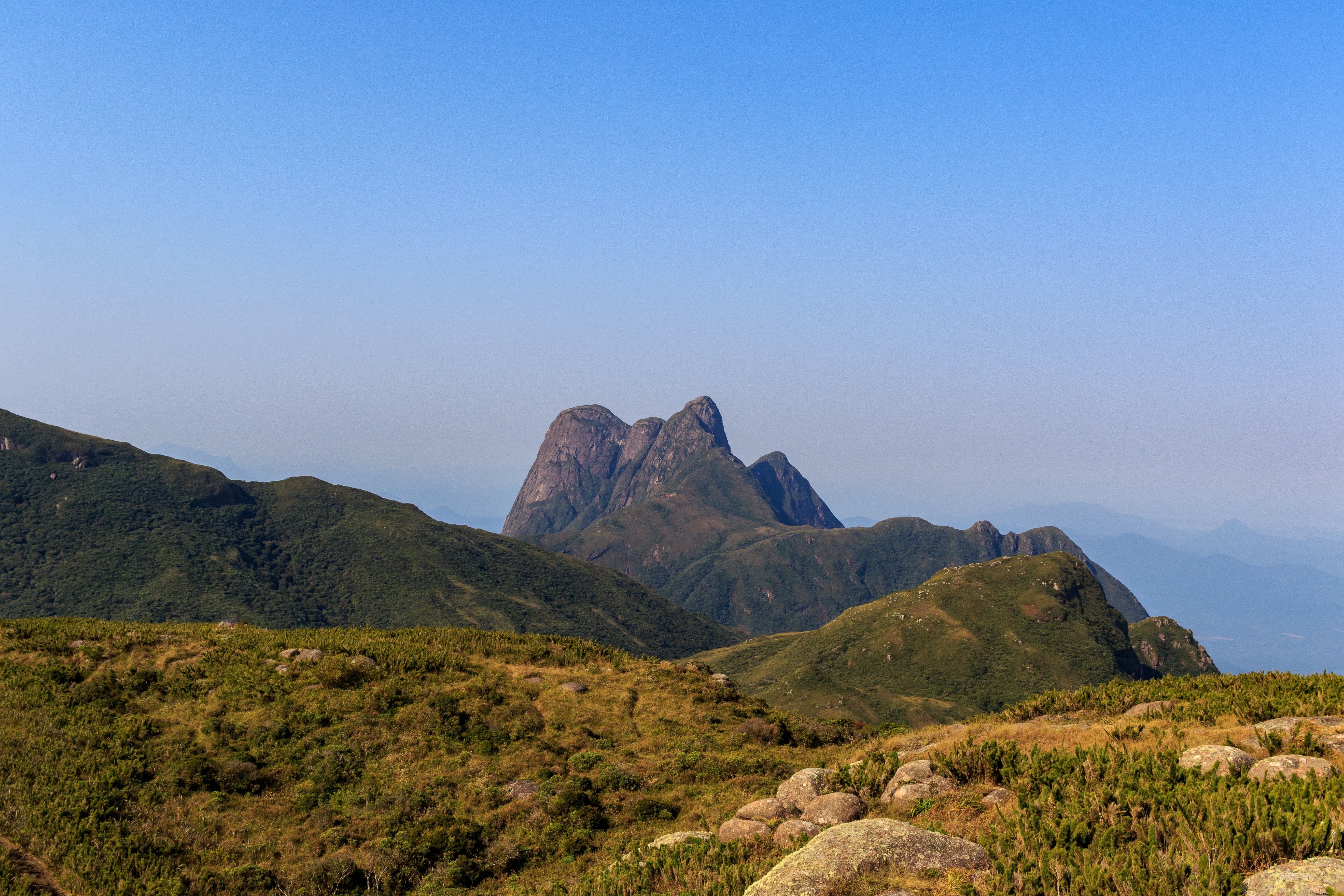 Foto de paisagem de colinas verdes e picos de montanha 