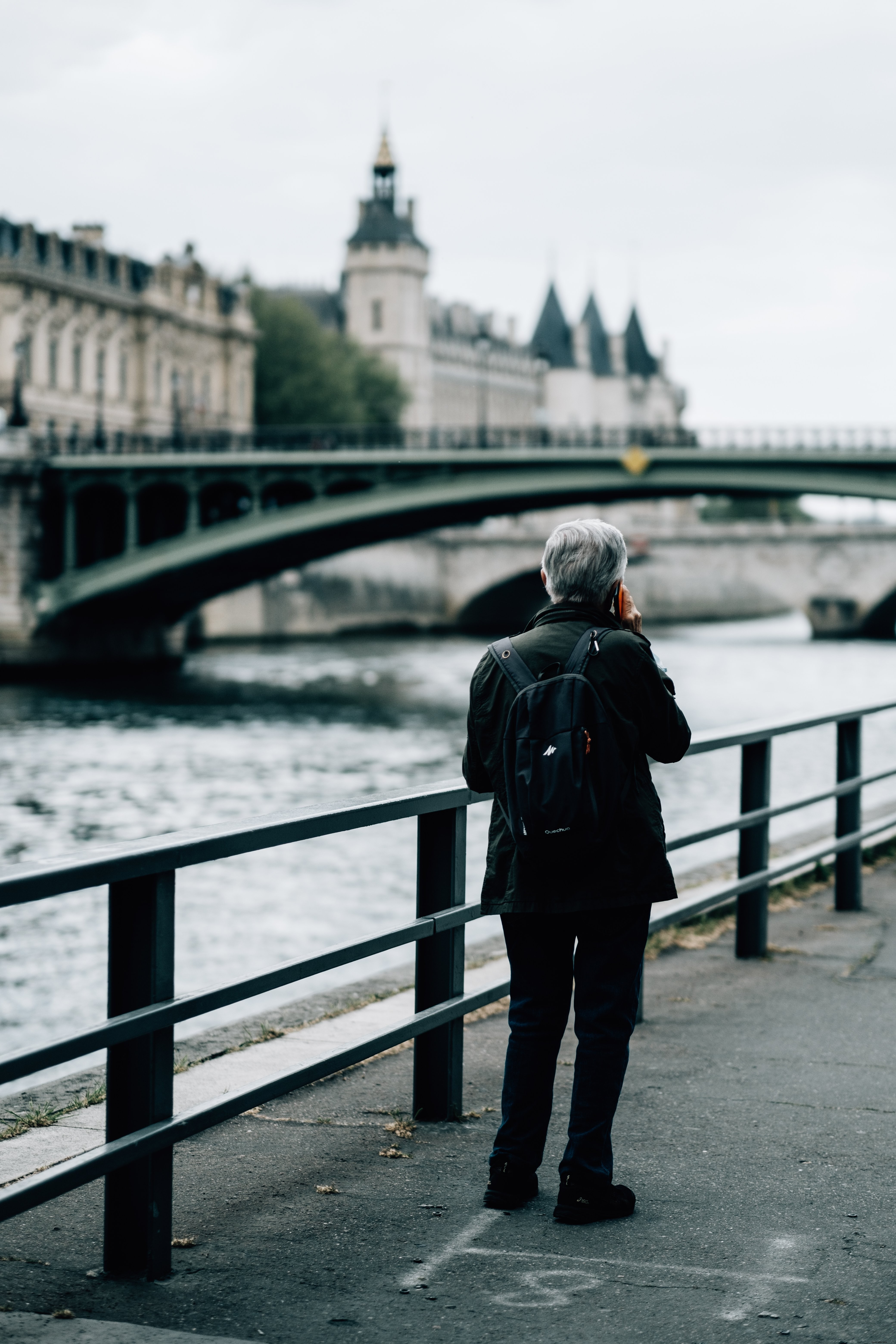 Personne se tient près d une rivière tout en discutant sur leur photo de téléphone 