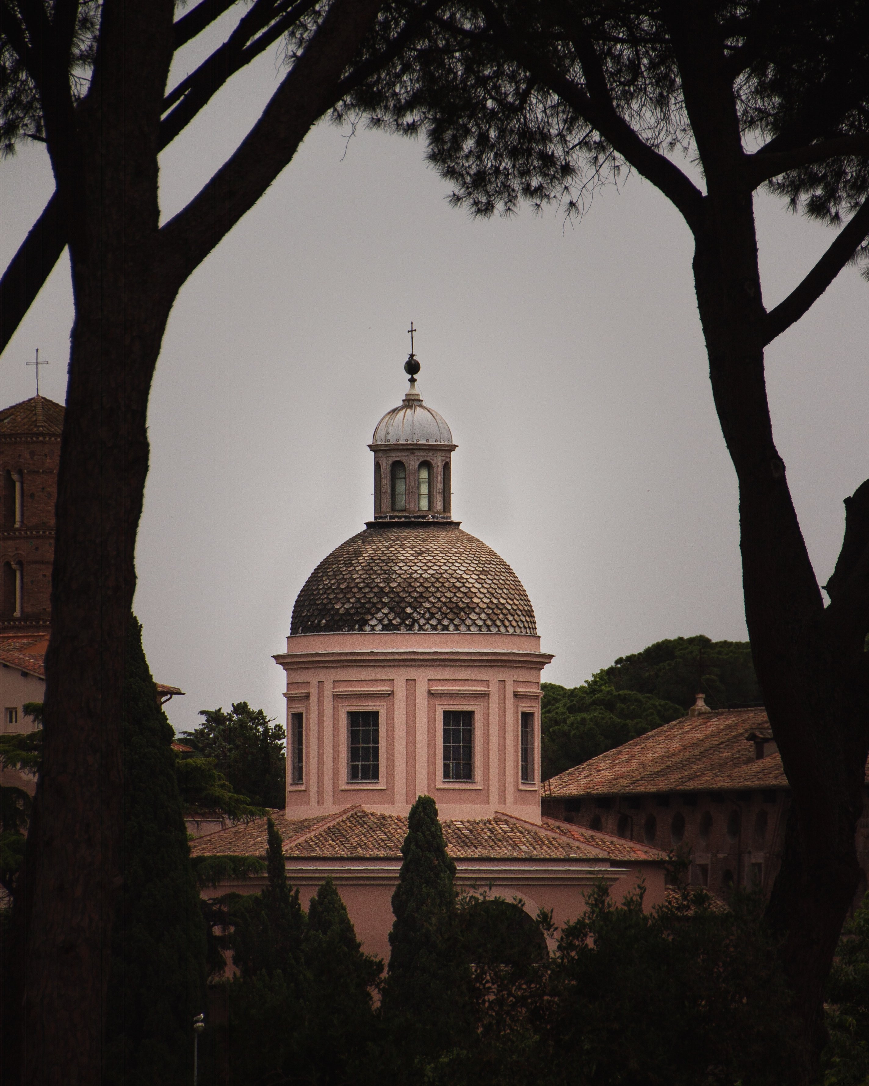 Un crocifisso su una guglia contro un cielo grigio foto 