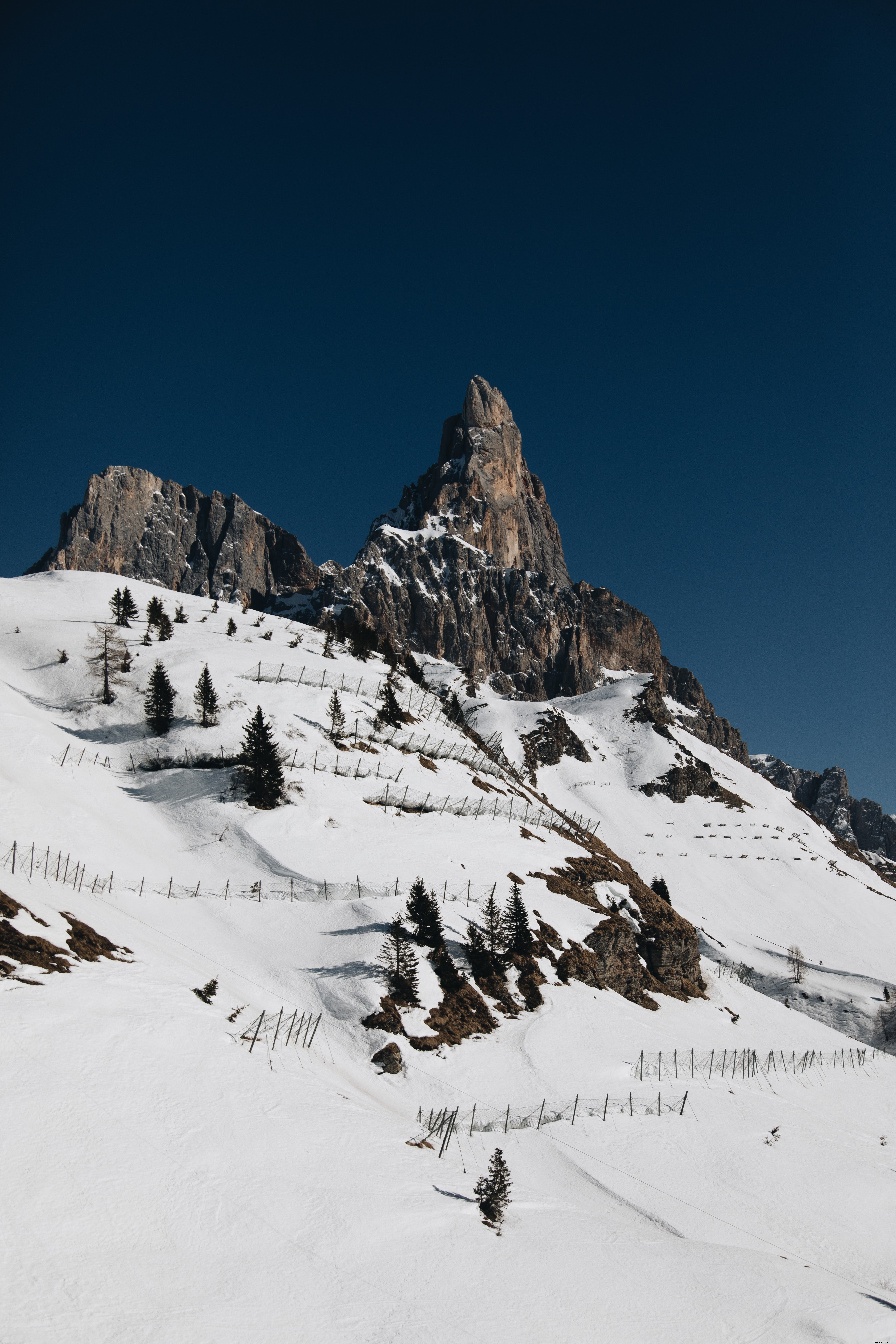 Ricco cielo azzurro sopra le montagne foto 