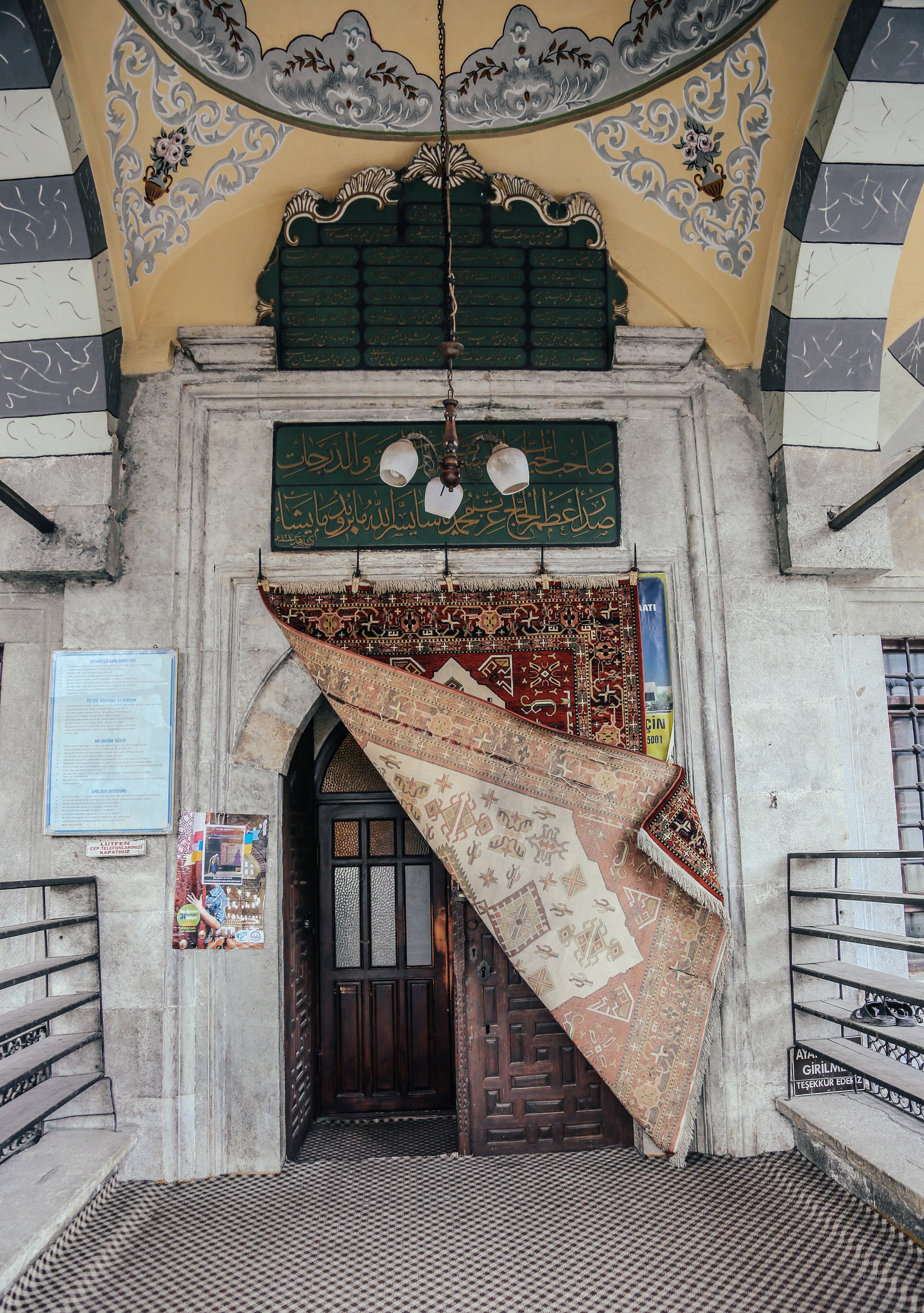 Alfombra drapeada sobre la foto de la puerta principal 