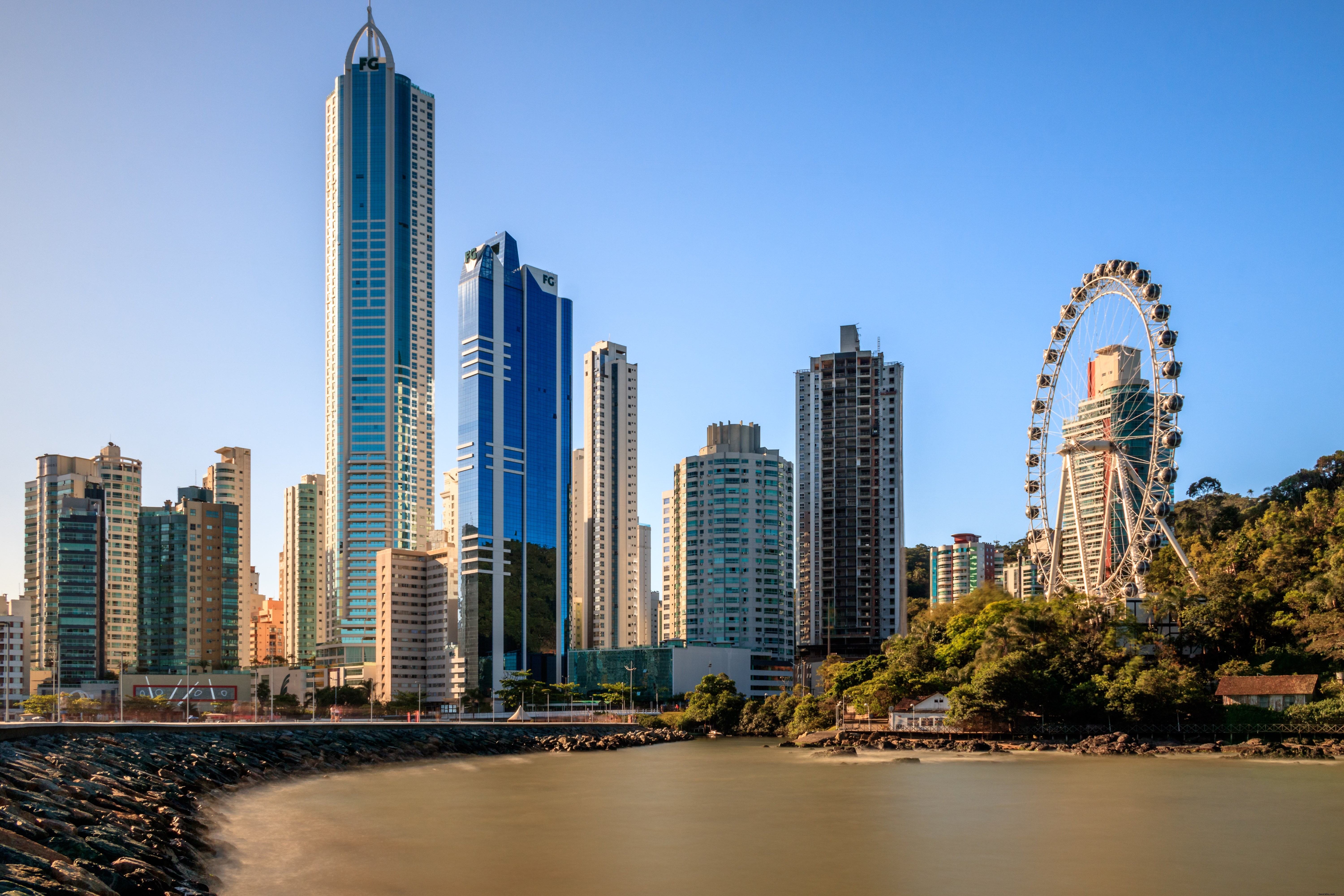 Foto de uma paisagem urbana com uma roda-gigante 