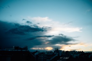 Couchers de soleil sur une ville alors que les nuages ​​orageux se déplacent en photo 