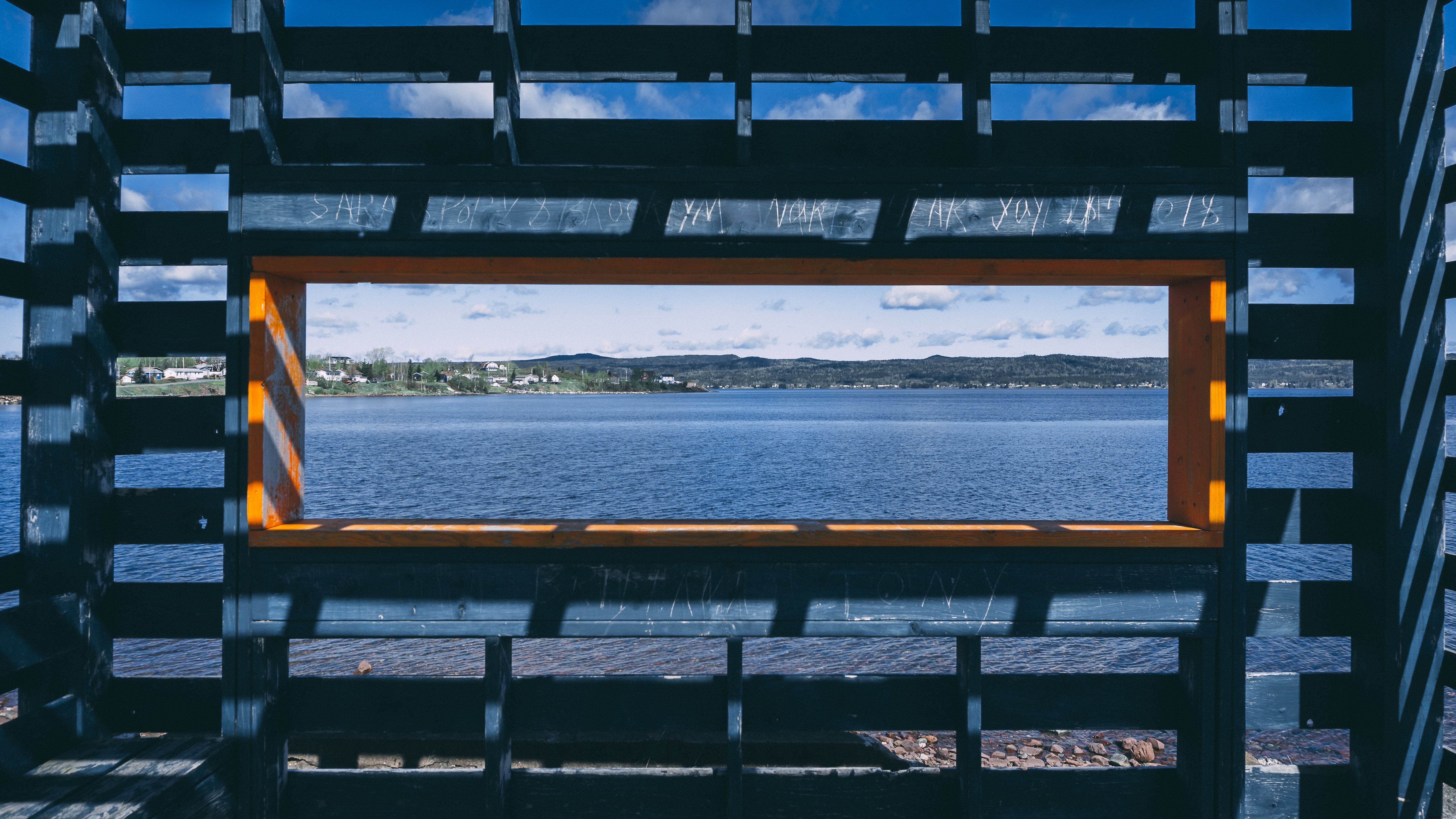 Cassetta delle lettere vista della città sul lago foto 